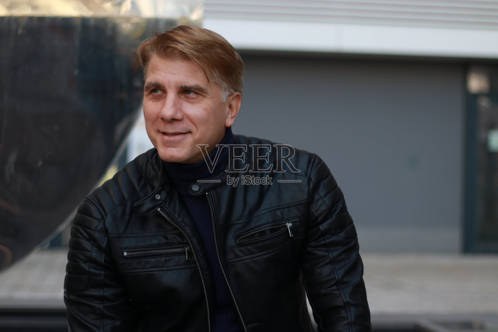 现代成熟男人,金发黑衣照片摄影图片