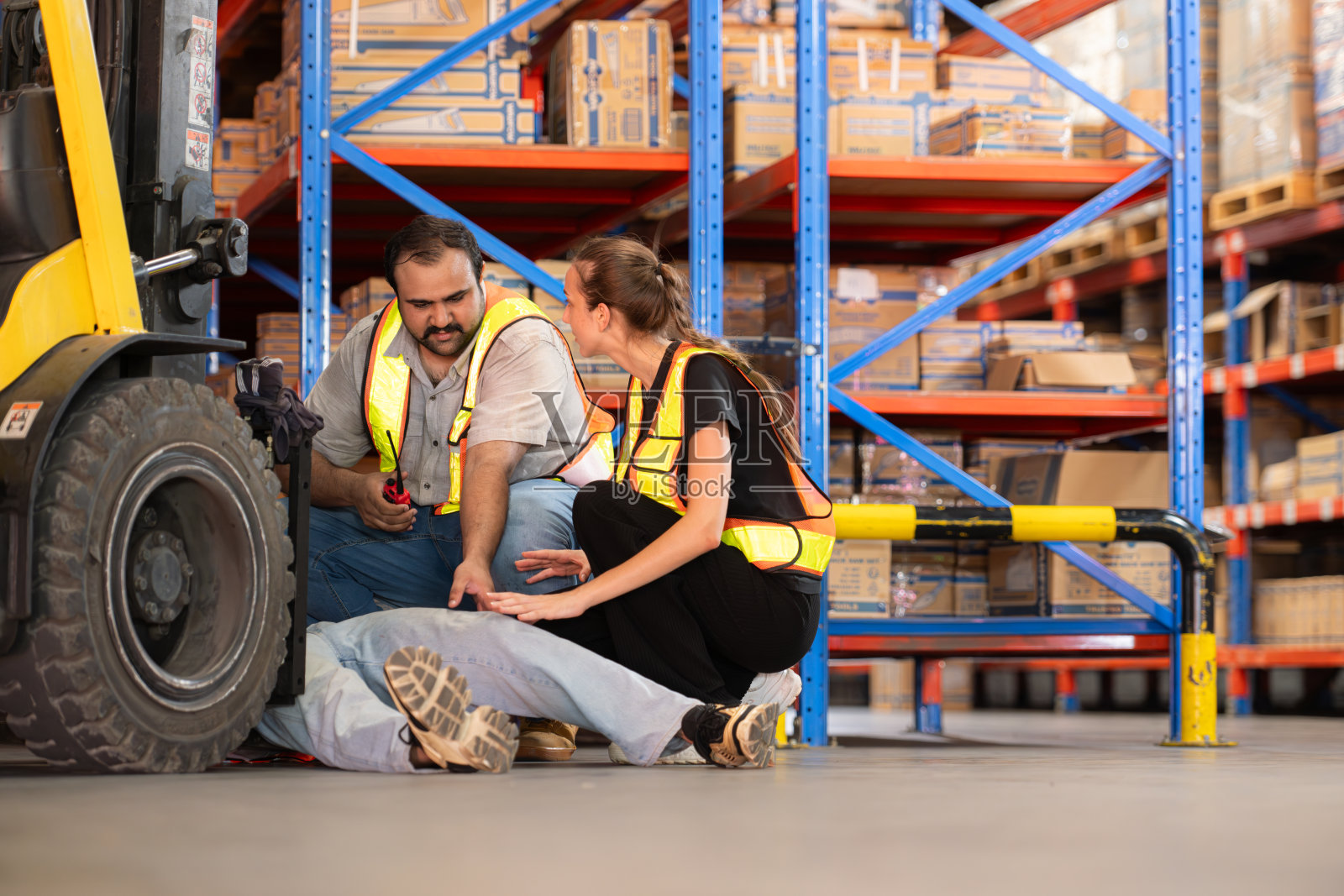 一名仓库员工在工作中腿部受伤照片摄影图片