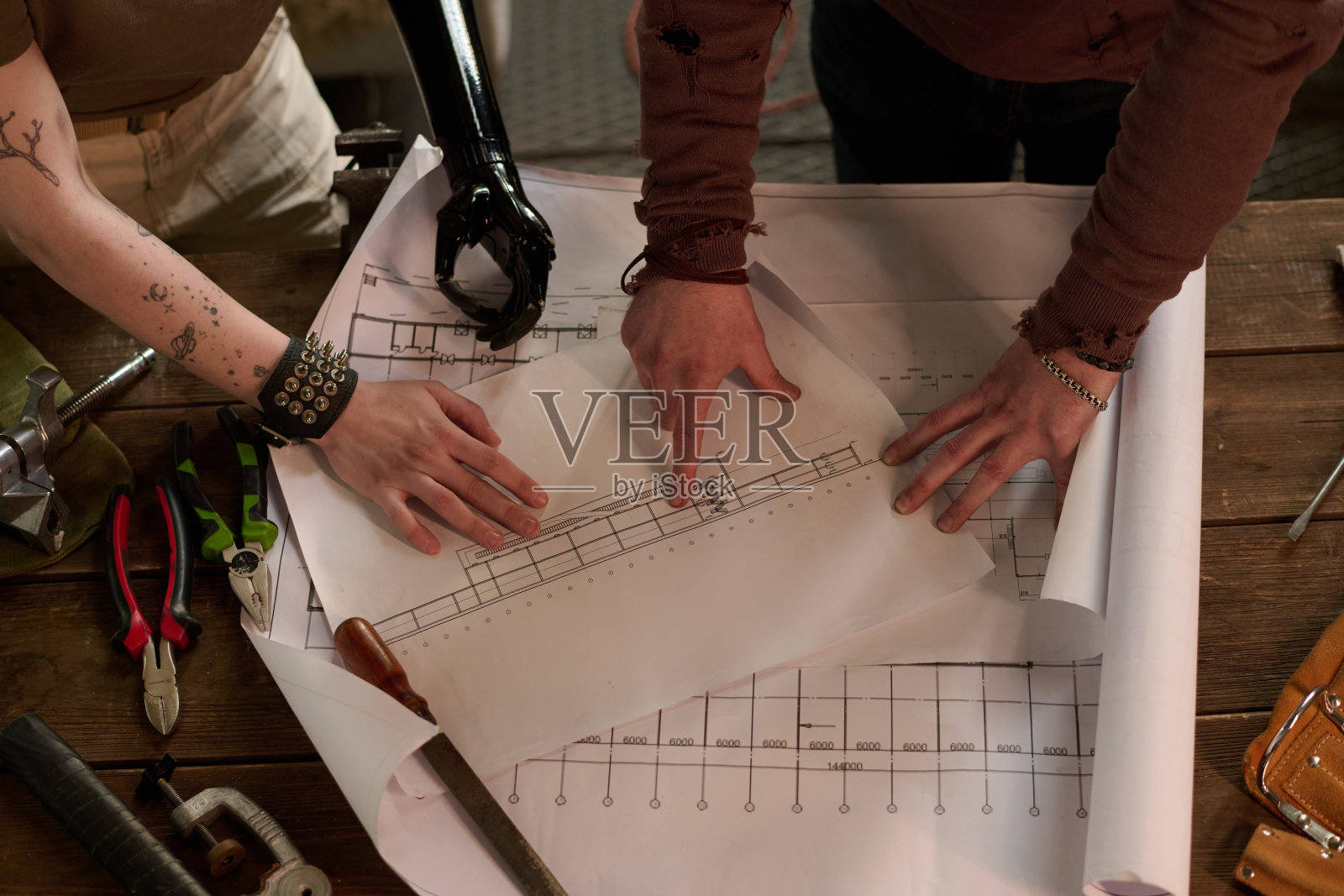 不知名的工程师处理技术图纸照片摄影图片