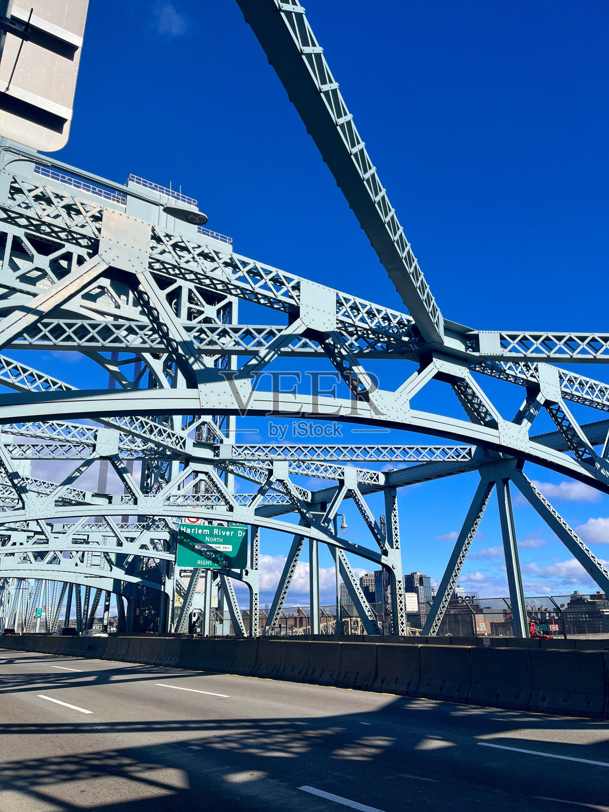 在阳光明媚的一天,纽约曼哈顿到兰德尔岛的汽车桥照片摄影图片