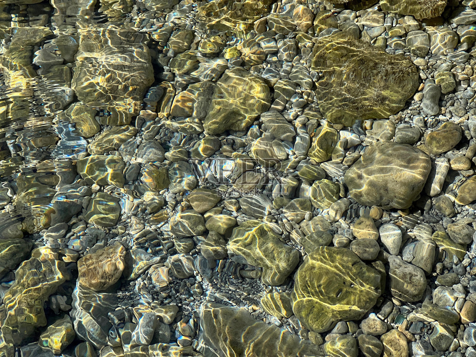 透明水中的鹅卵石和石头照片摄影图片