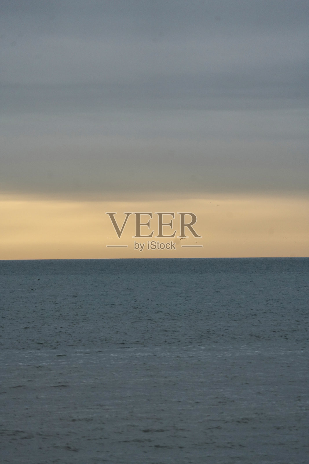 大西洋(池塘)上的海天日落,布莱顿海,东苏塞克斯英格兰欧洲,从布莱顿海滩拍摄的地平线上的自然景观照片摄影图片