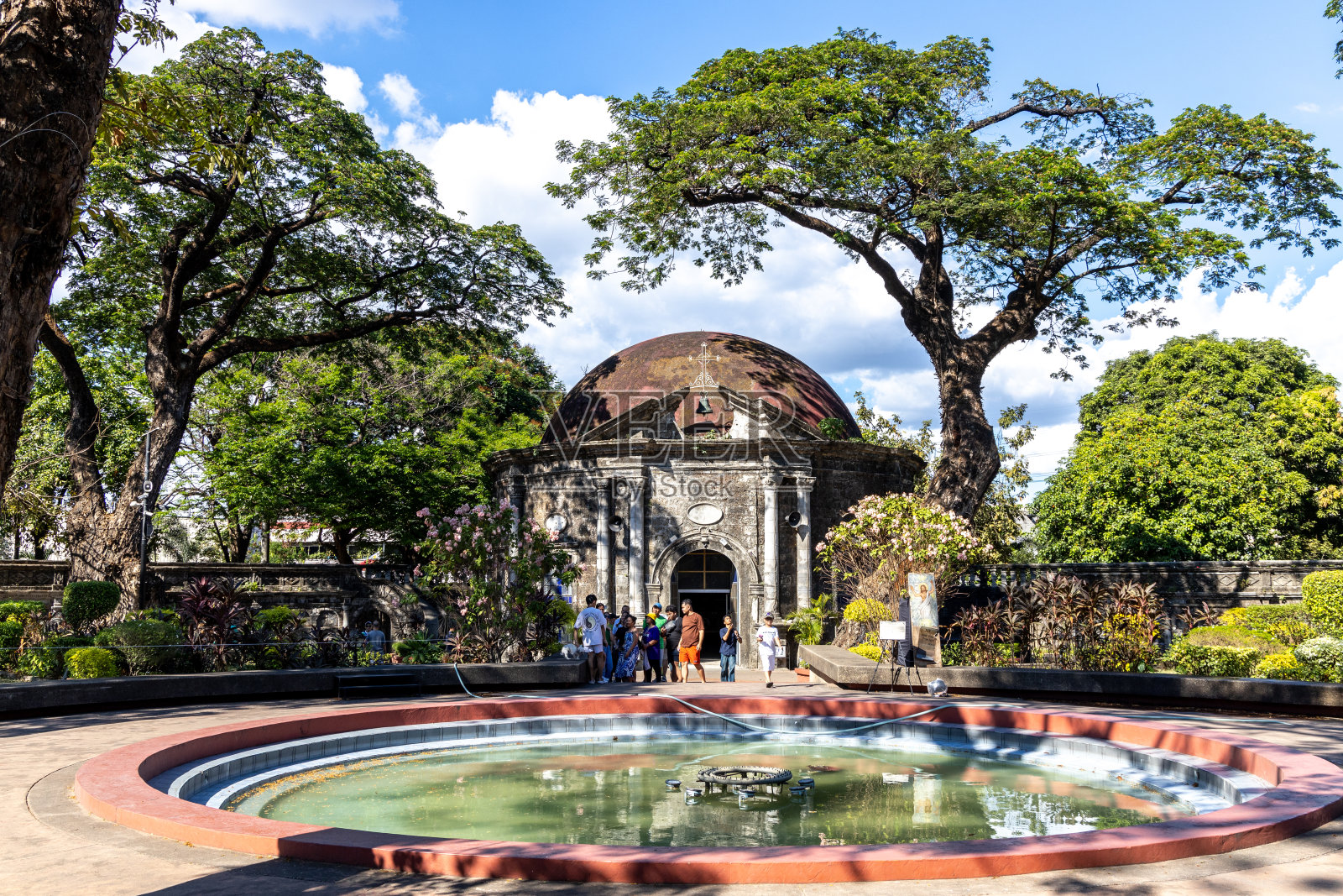 人们在复活节参观菲律宾马尼拉的帕科公园照片摄影图片