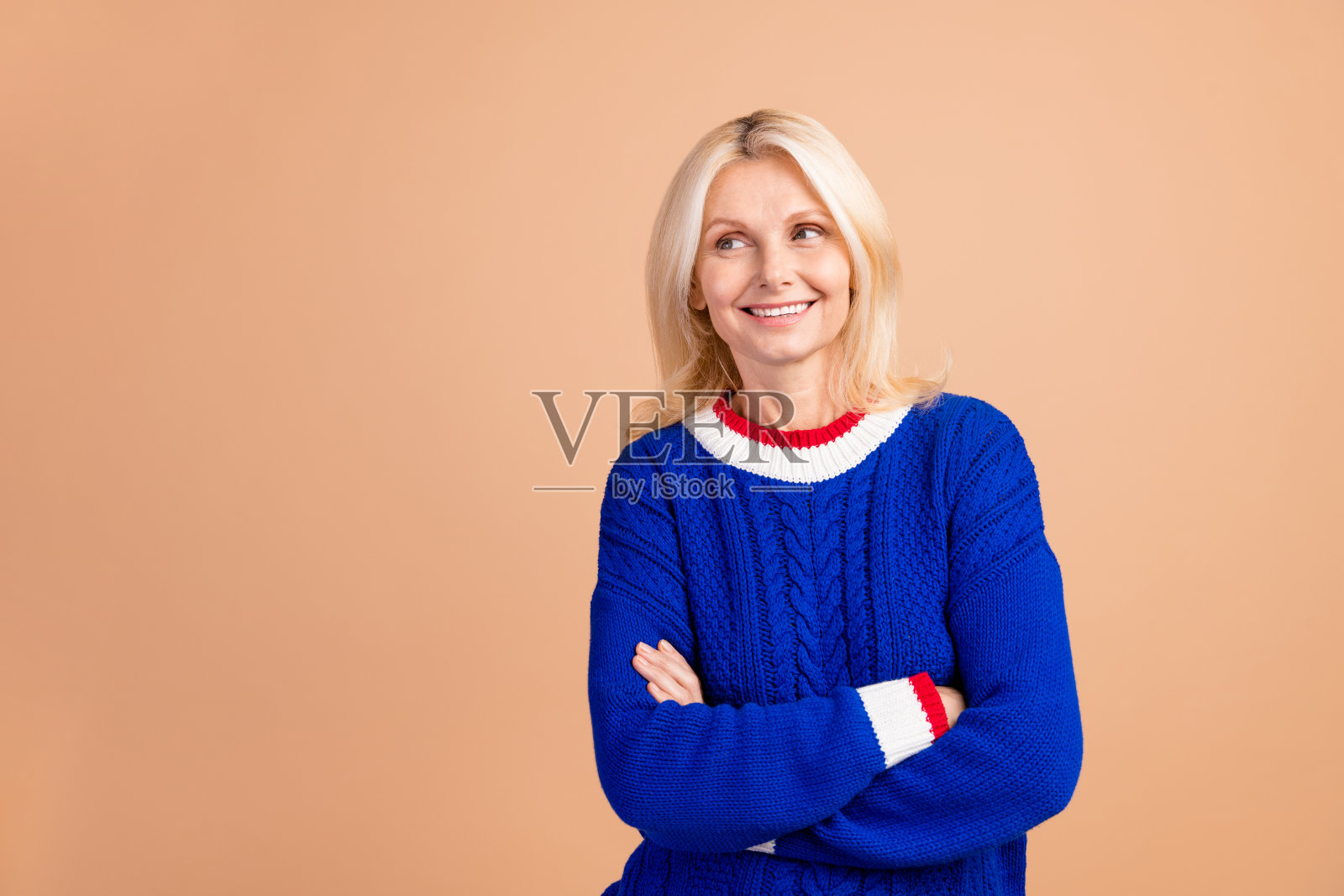 开朗的创意老人双臂交叉的肖像在米色的背景上显得空虚孤立照片摄影图片