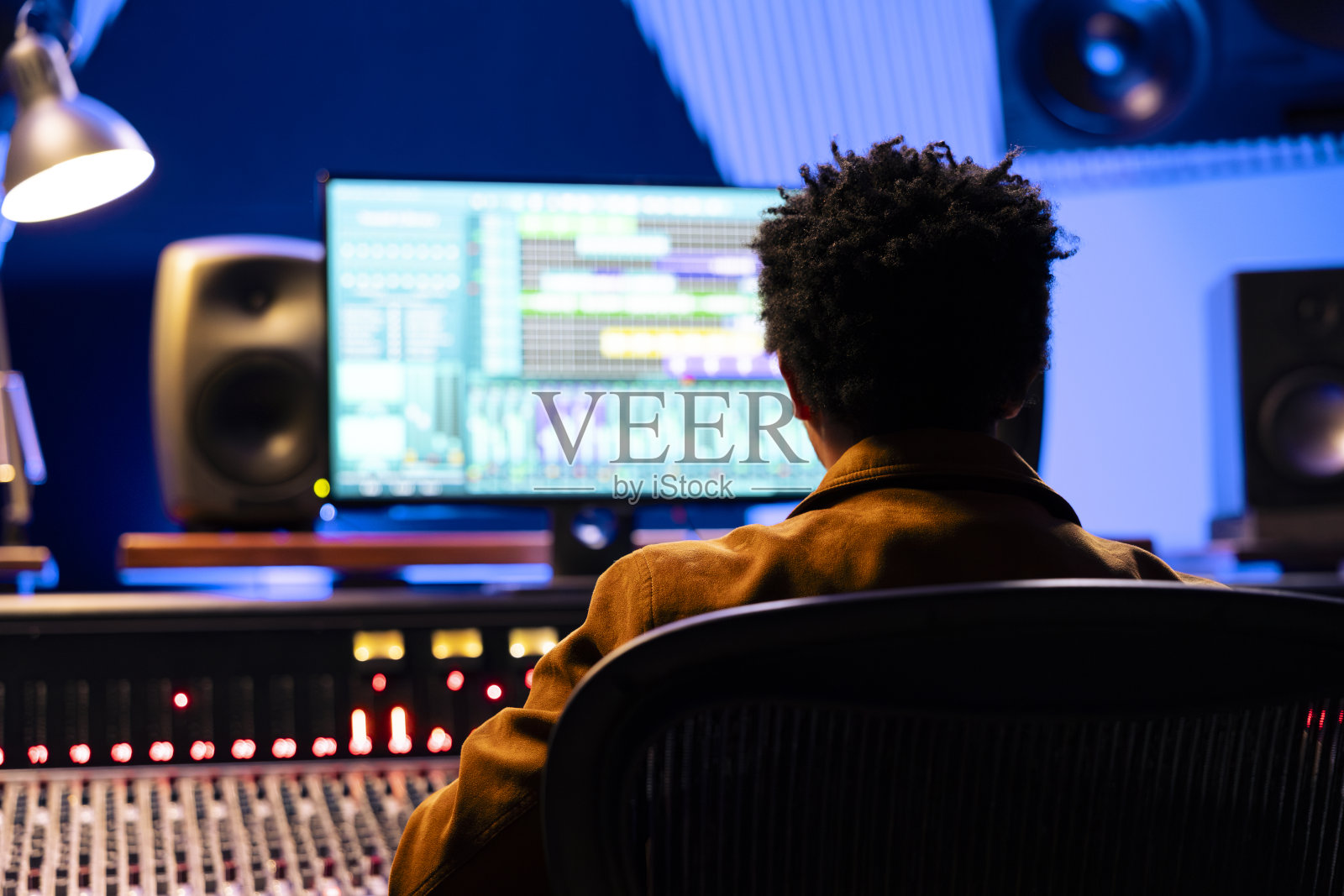 非裔美国唱片作曲家用音频软件混音和控制歌曲照片摄影图片