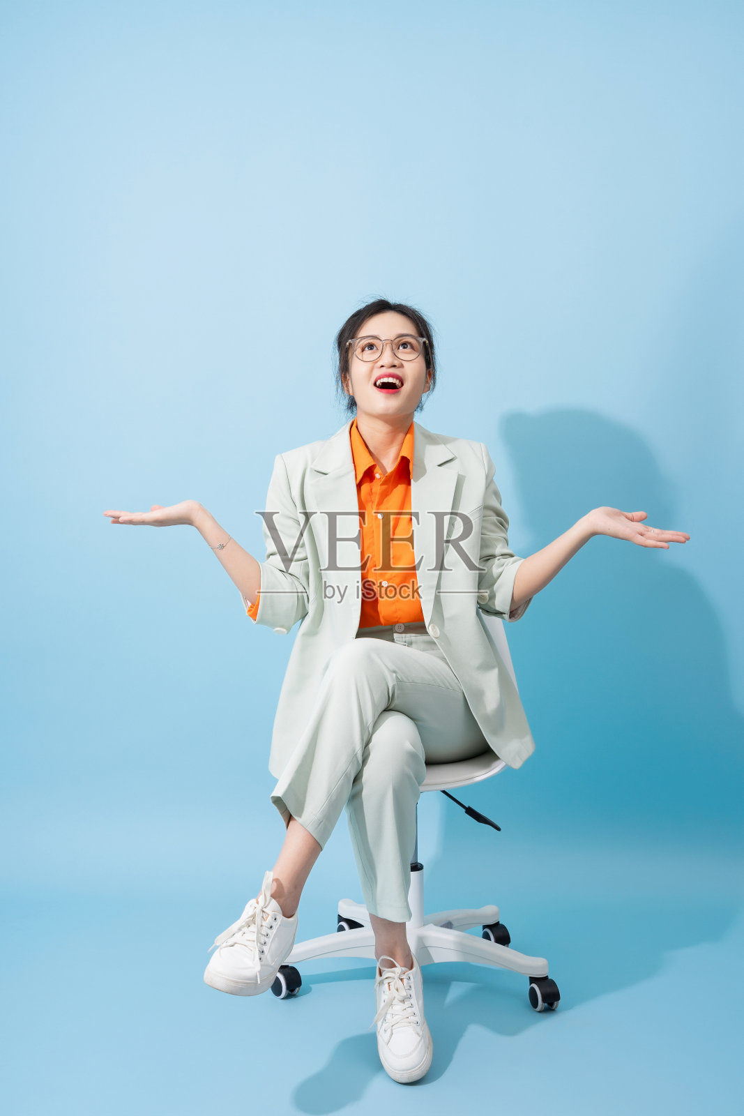 蓝色背景的年轻亚洲女商人照片照片摄影图片