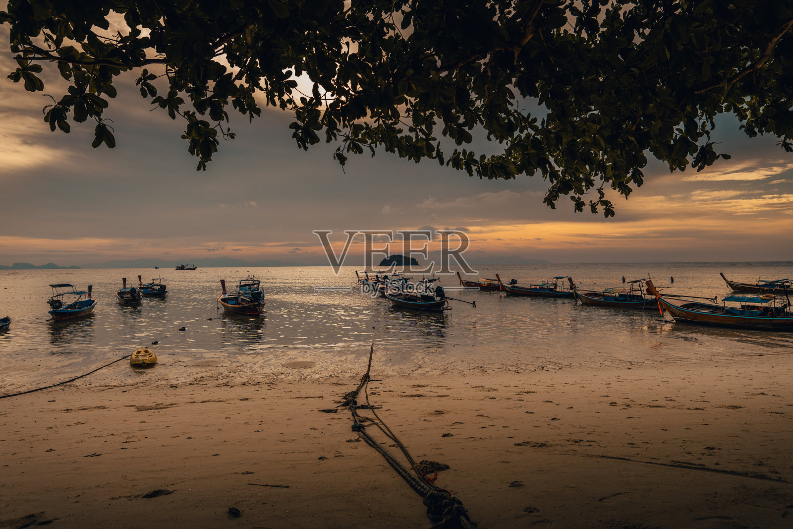 岛上沙滩上的木船照片摄影图片