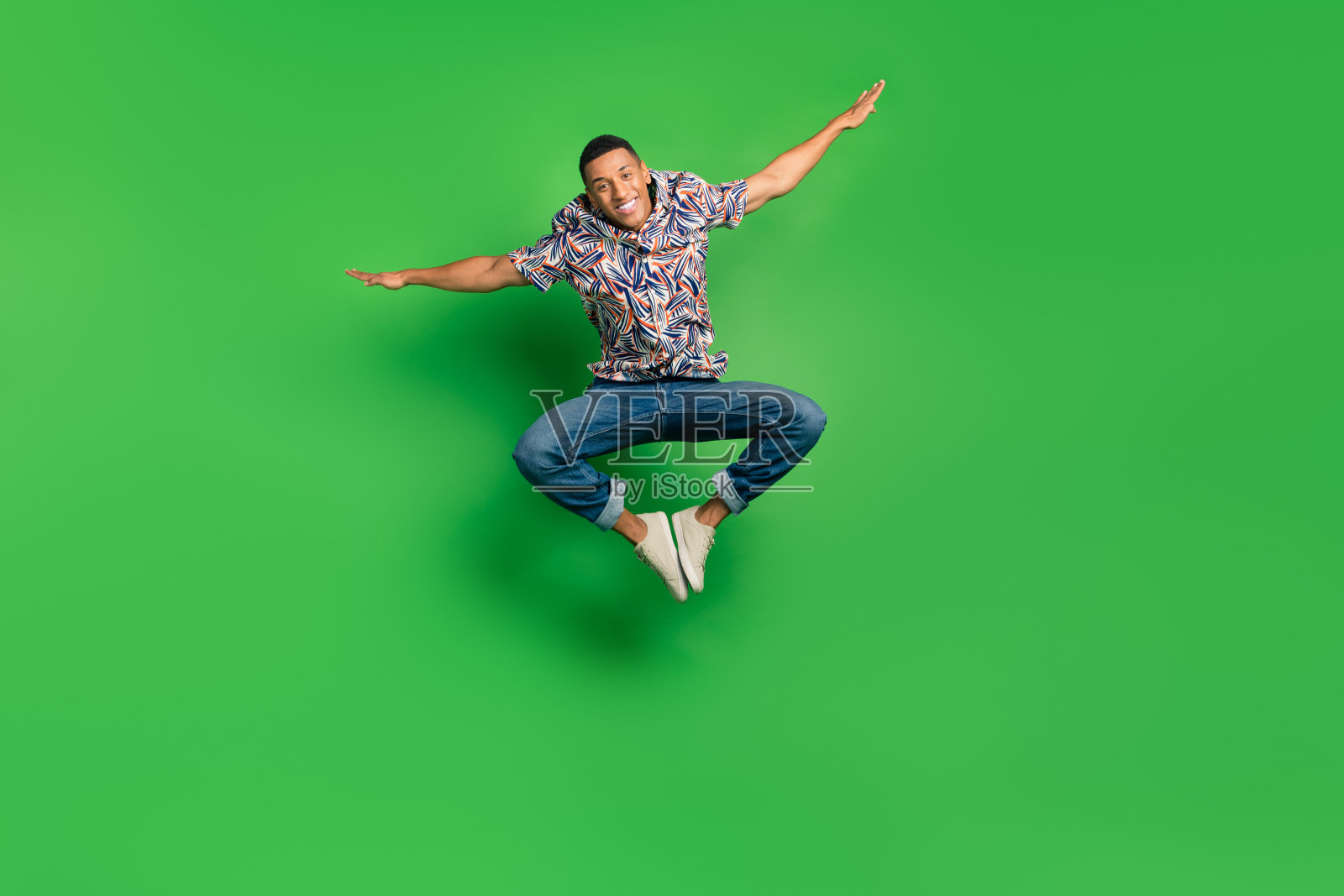 快乐时髦积极的人打开双手飞行旅行度假孤立的绿色背景的全长照片照片摄影图片