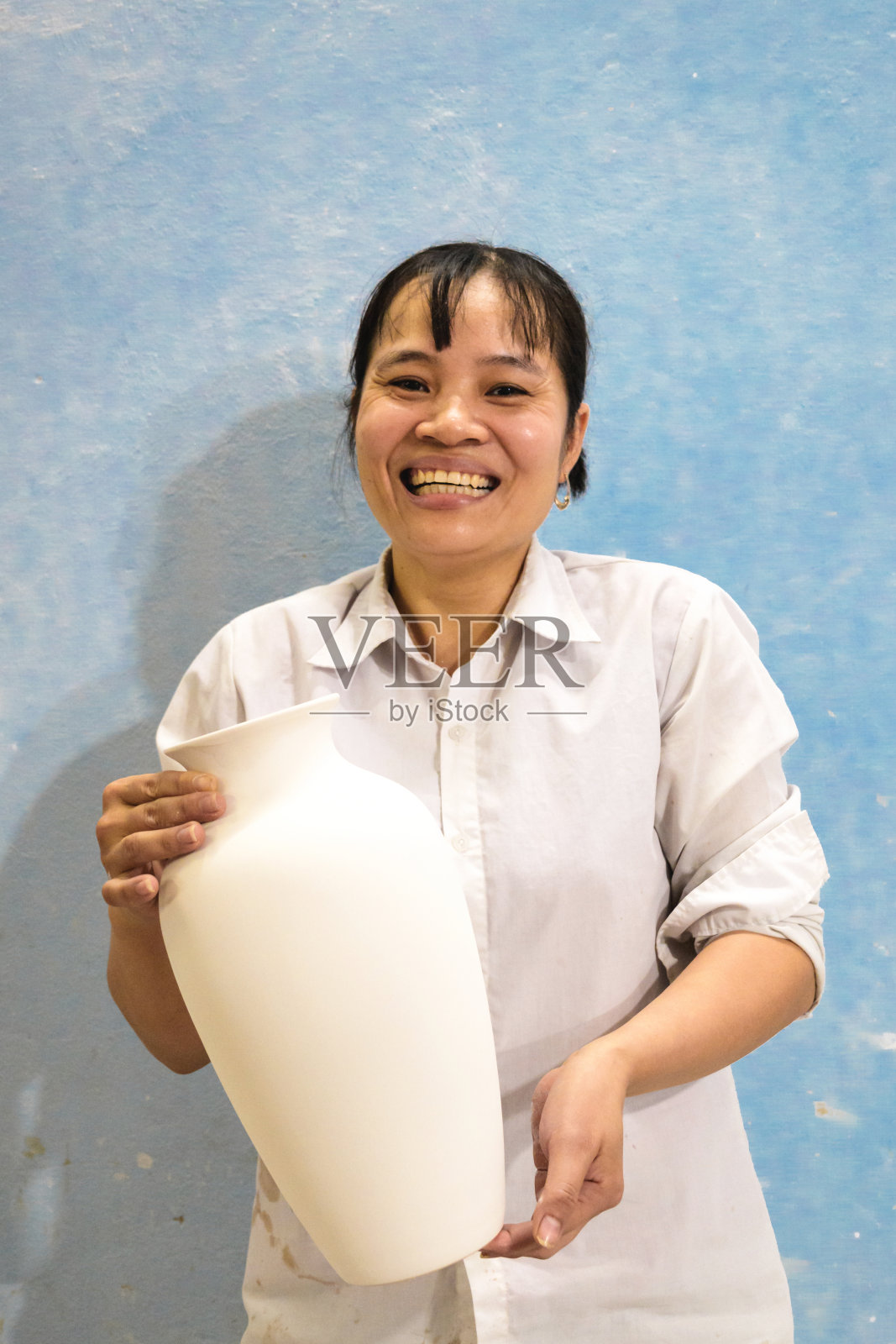 越南陶瓷工厂女工在笑照片摄影图片