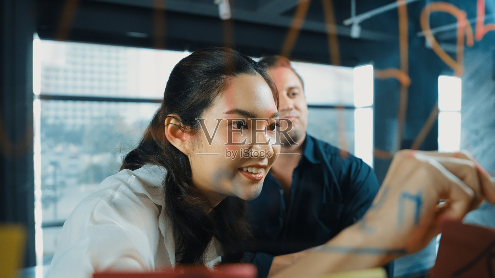 年轻自信的女商人向专家投资者展示项目。操纵器。照片摄影图片