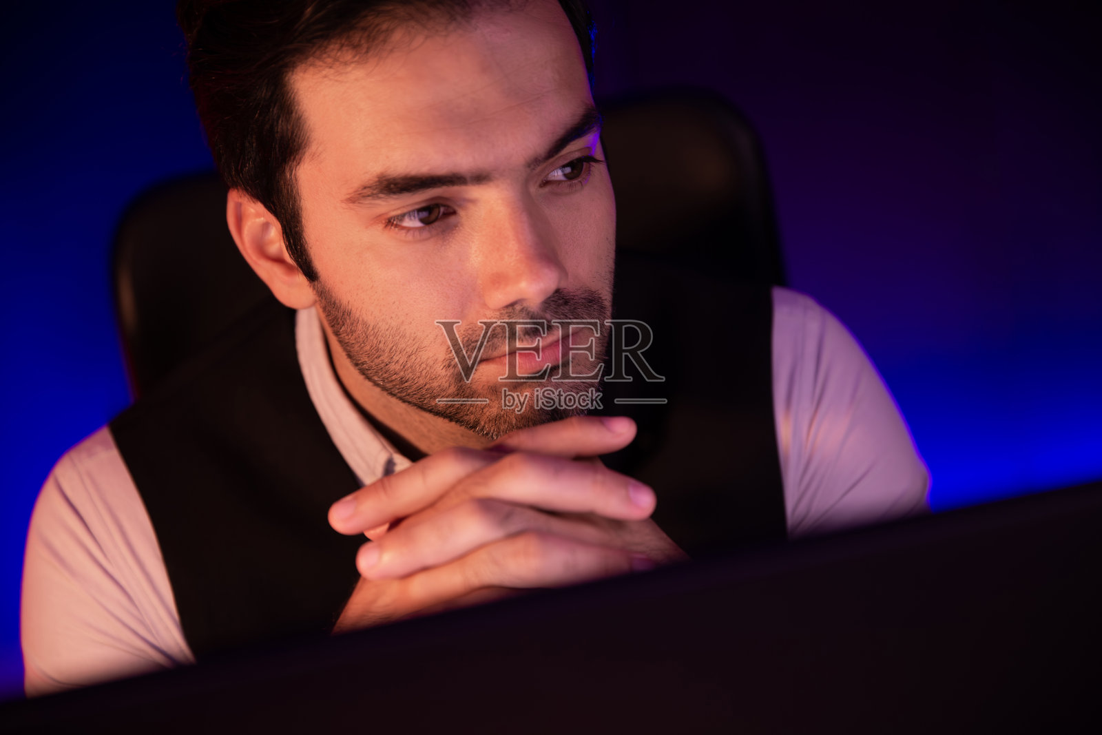 肖像感觉无聊的商人等待分析市场数据。推测。照片摄影图片