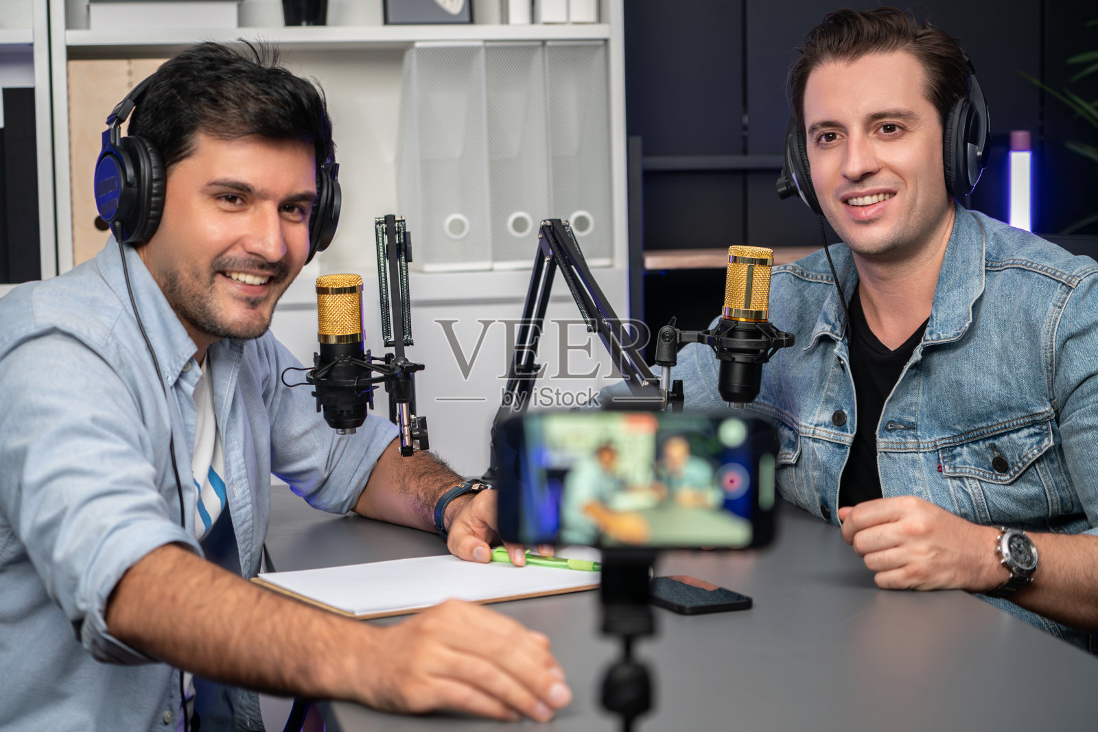 与嘉宾一起智能手机生活的创意主播频道。适于销售的。照片摄影图片