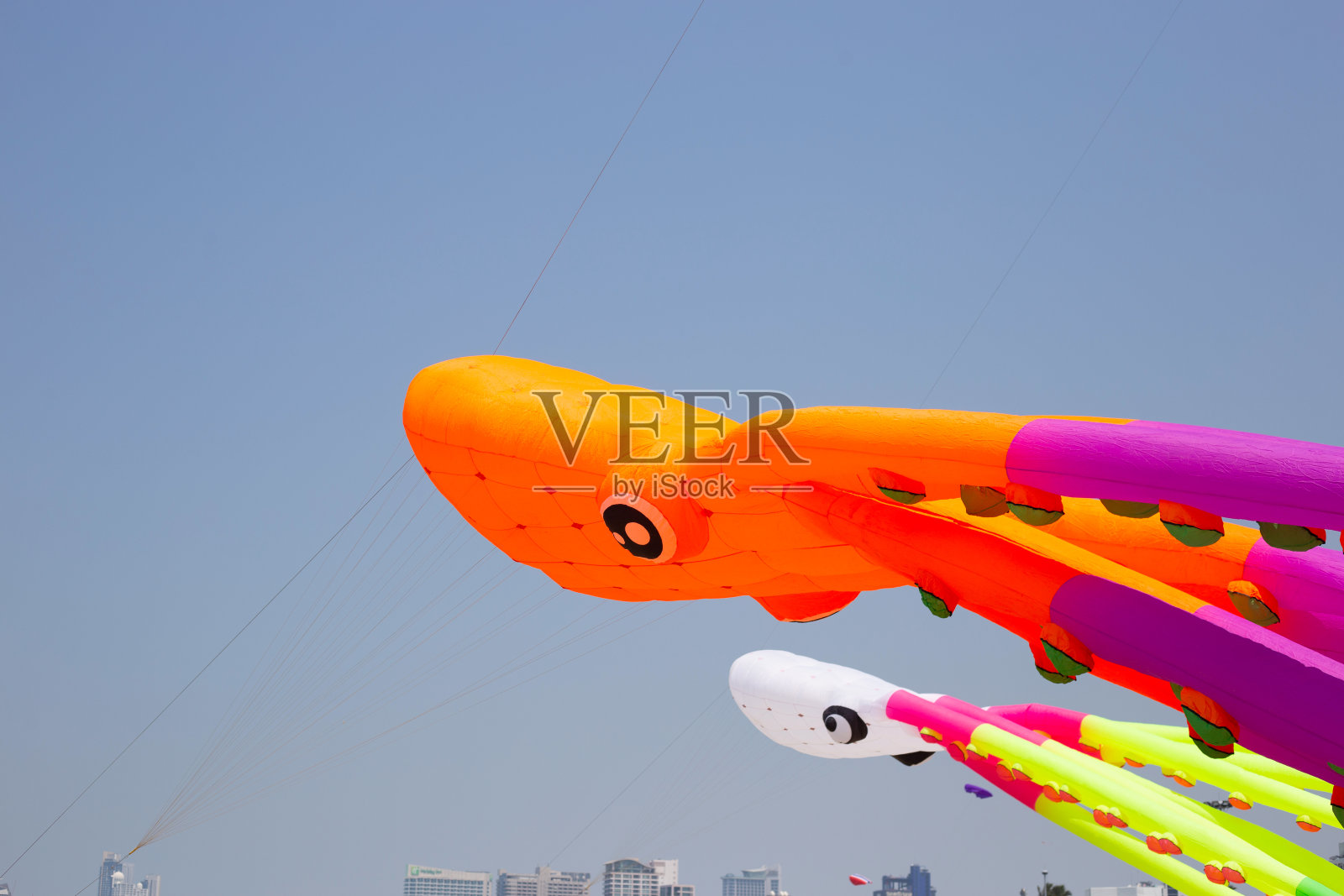 泰国春武里海滩上的芭堤雅国际风筝。照片摄影图片