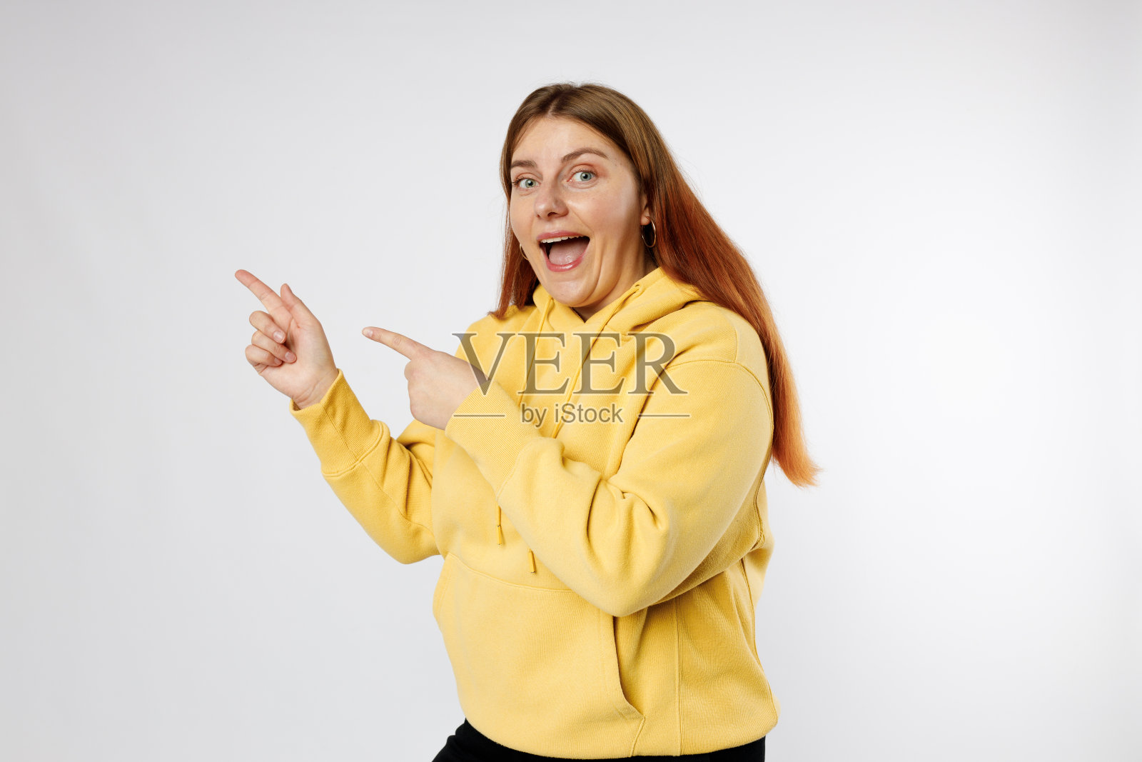 穿着休闲衣服的漂亮开朗的女人用手指打手势,在灰色的背景下孤立地展示自己,工作室的肖像。人类的情感、表情和符号概念。照片摄影图片