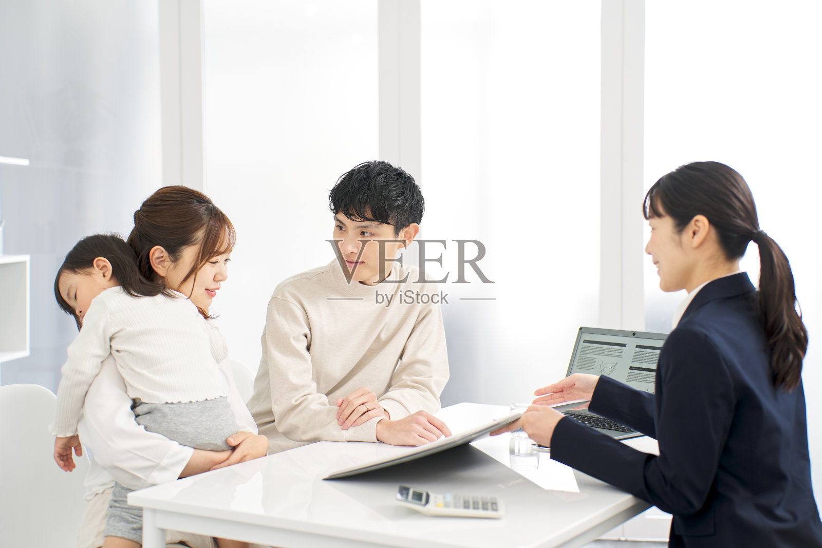 收到保险信息的家庭照片摄影图片