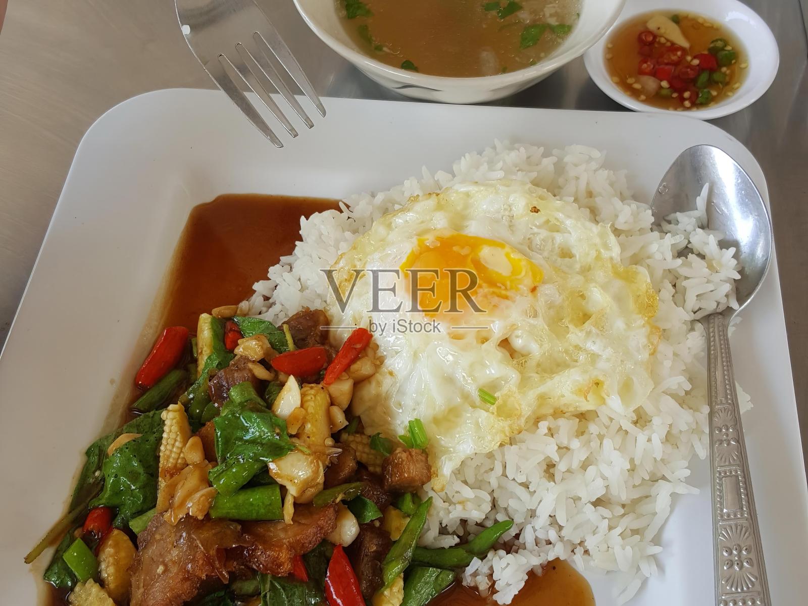 一盘饭、肉和蔬菜的照片。照片摄影图片