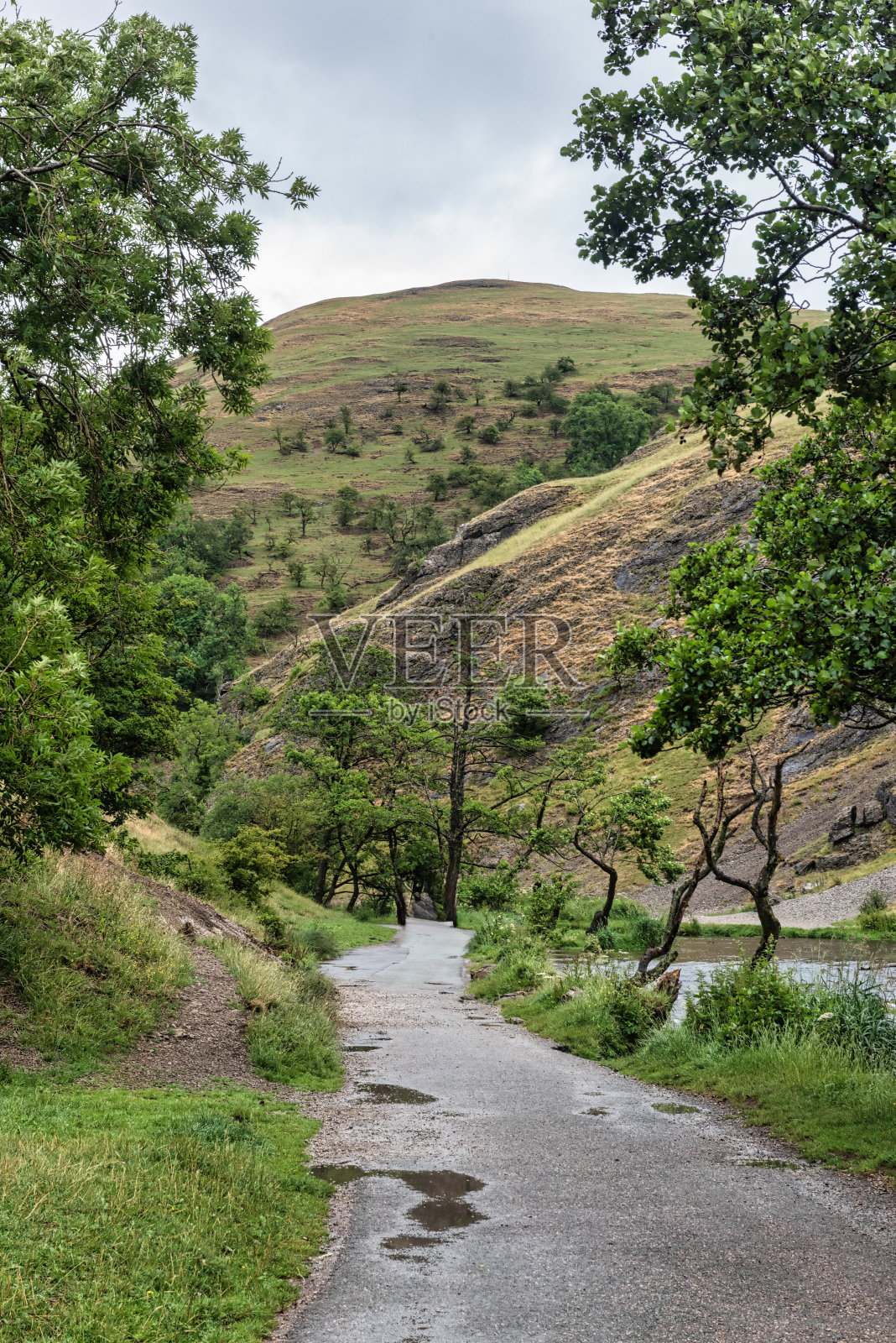 英国德比郡皮克区的鸽子河和鸽子河照片摄影图片