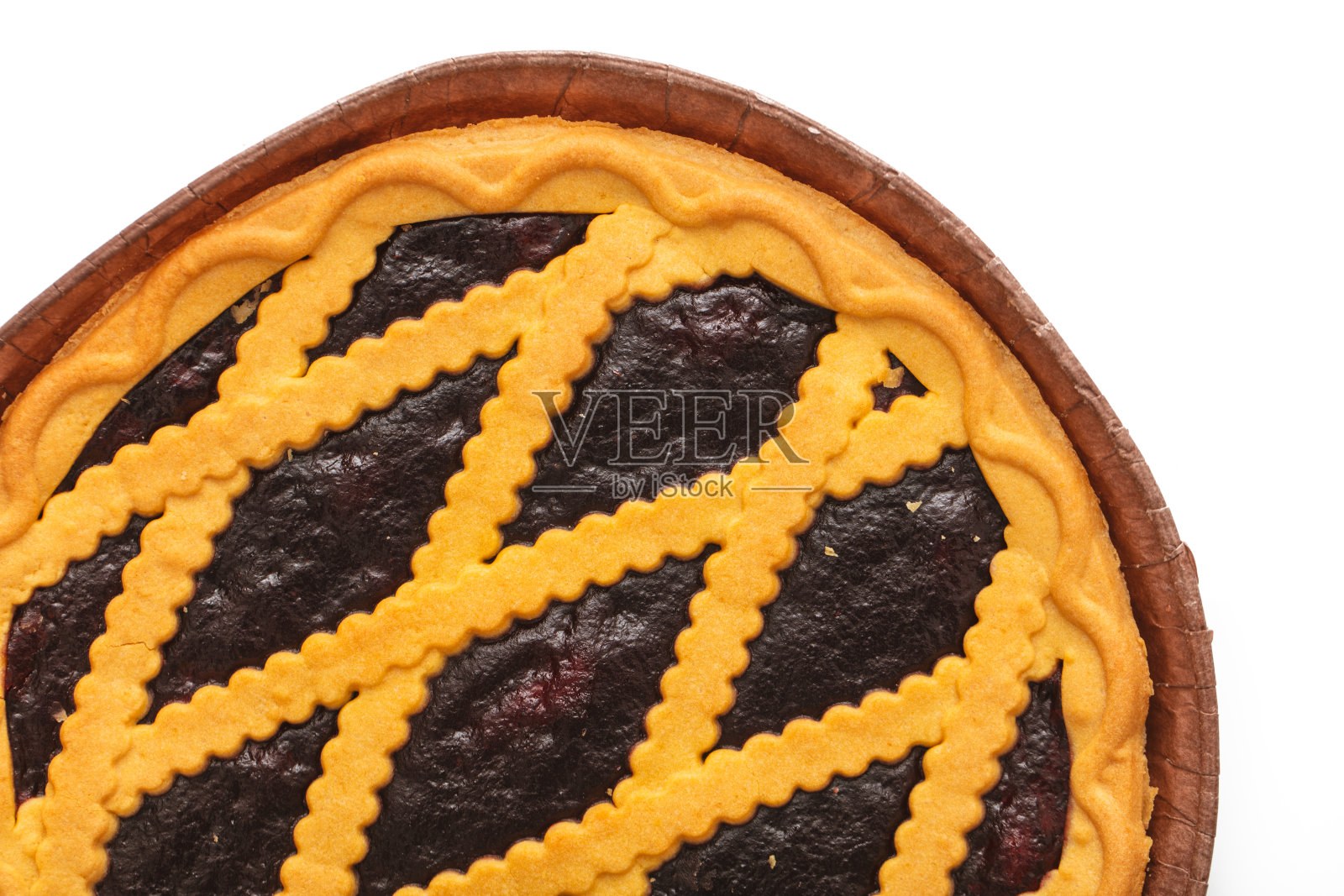 蓝莓挞在木碗孤立的白色背景。俯视图照片摄影图片