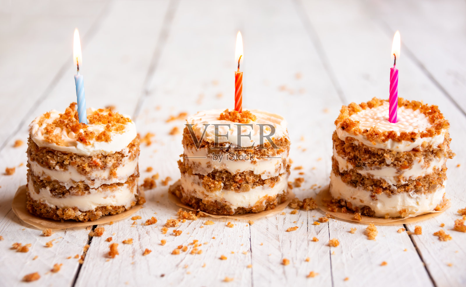 以节日为背景的蜡烛蛋糕照片摄影图片