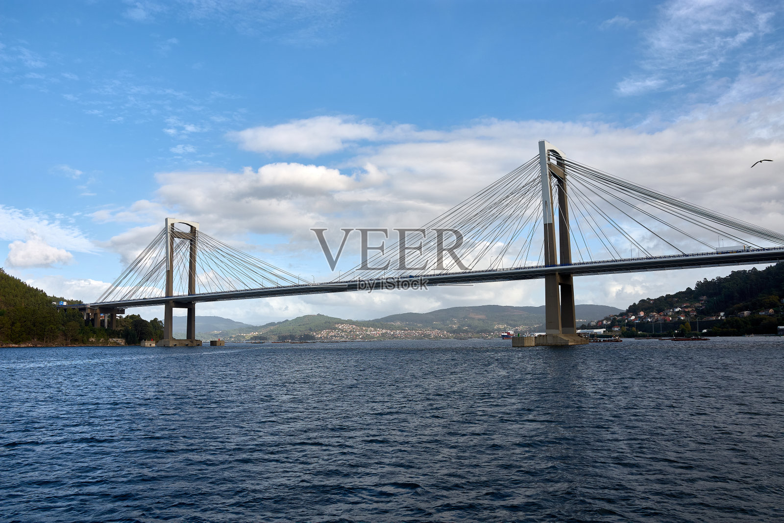 从船上看到的兰德大桥照片摄影图片