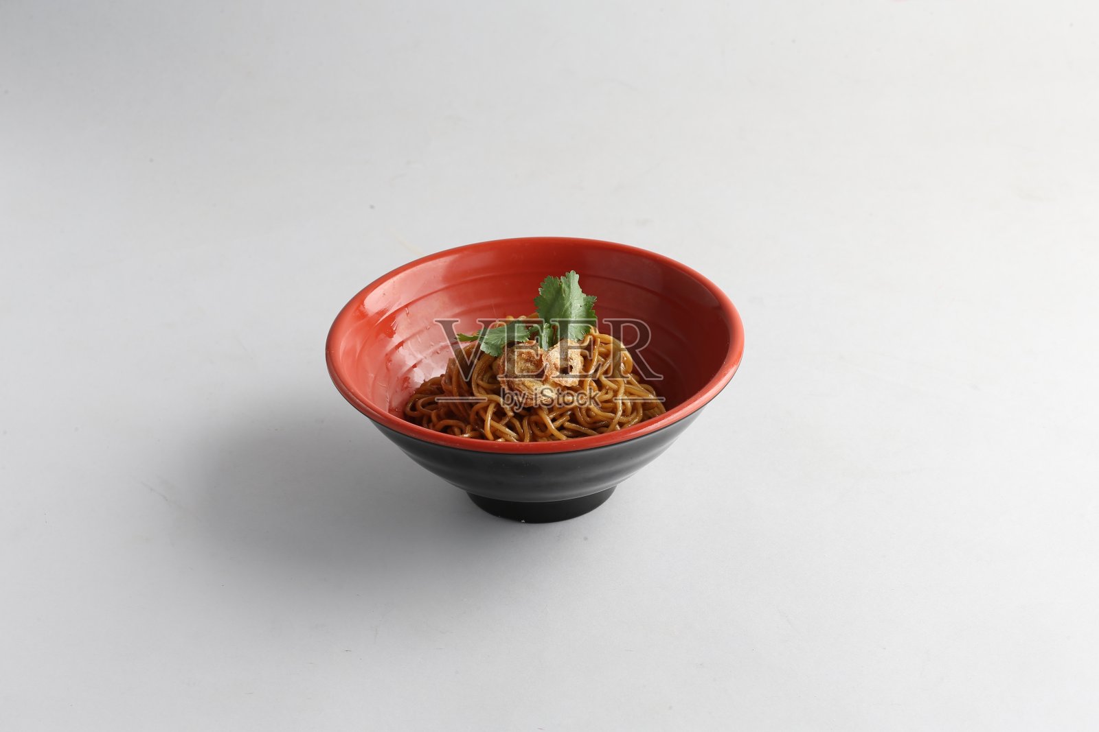 炒锅炒富周焖肉面蜂熏排骨肉末熔岩红烧鸡蛋和蔬菜在白色的桌子上的红碗亚洲餐厅宴会咖啡馆烹饪清真食品菜单照片摄影图片