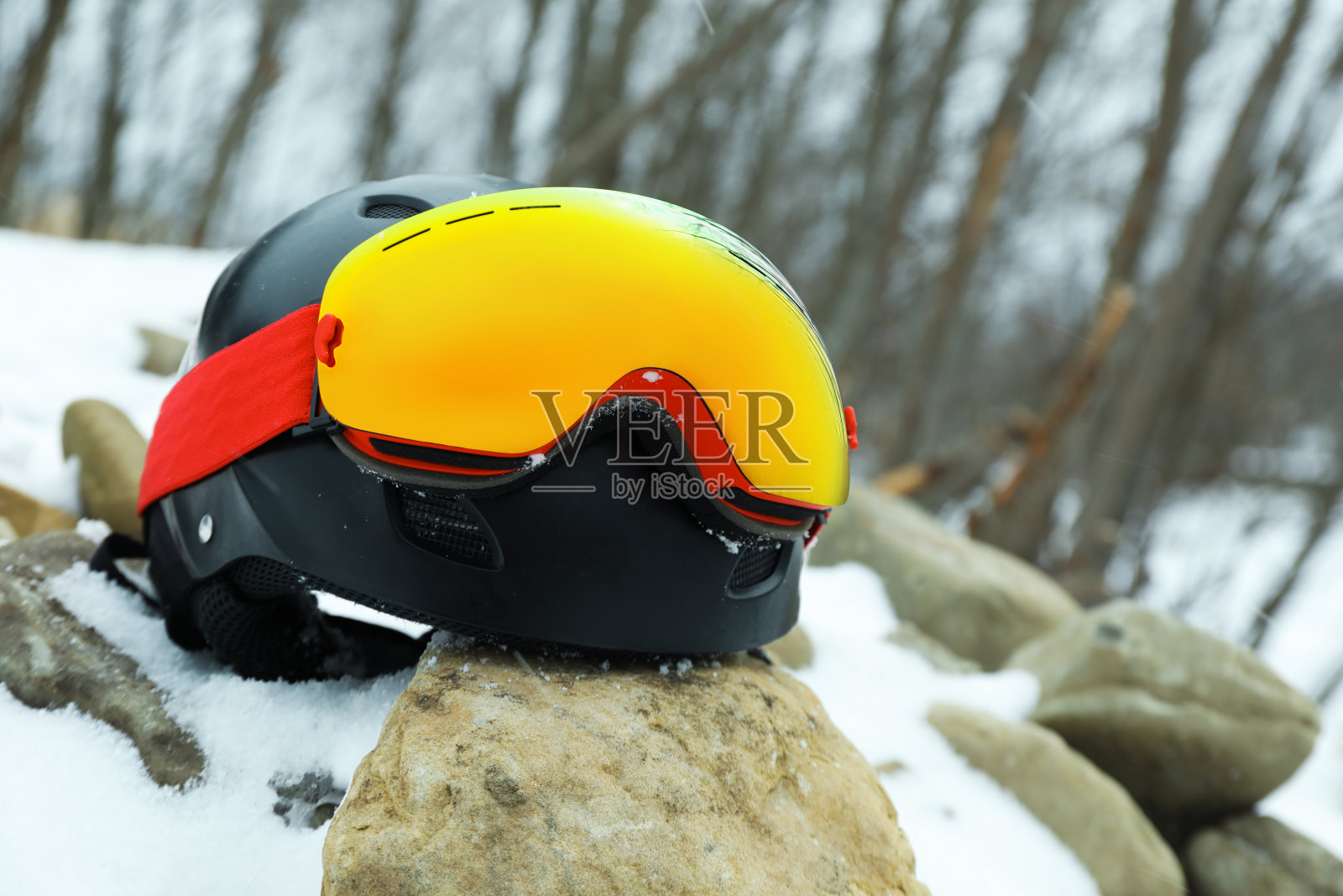 户外戴滑雪头盔戴护目镜,留空文字照片摄影图片