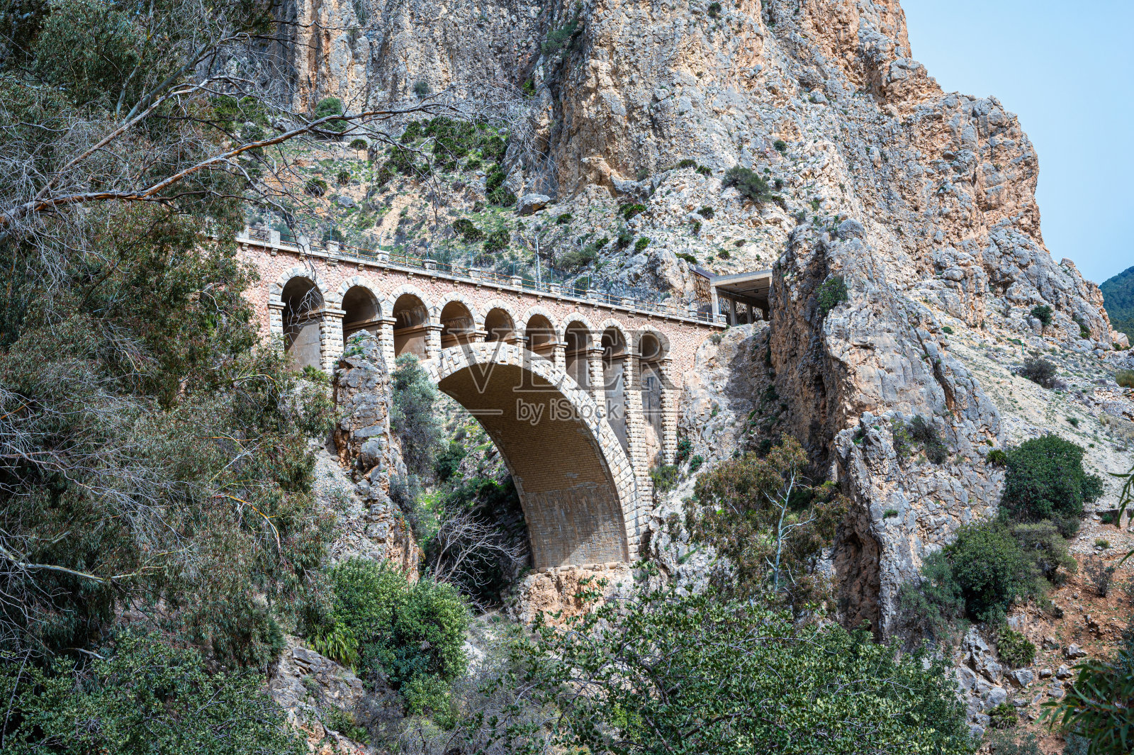 西班牙安达卢西亚山区铁路石拱桥照片摄影图片