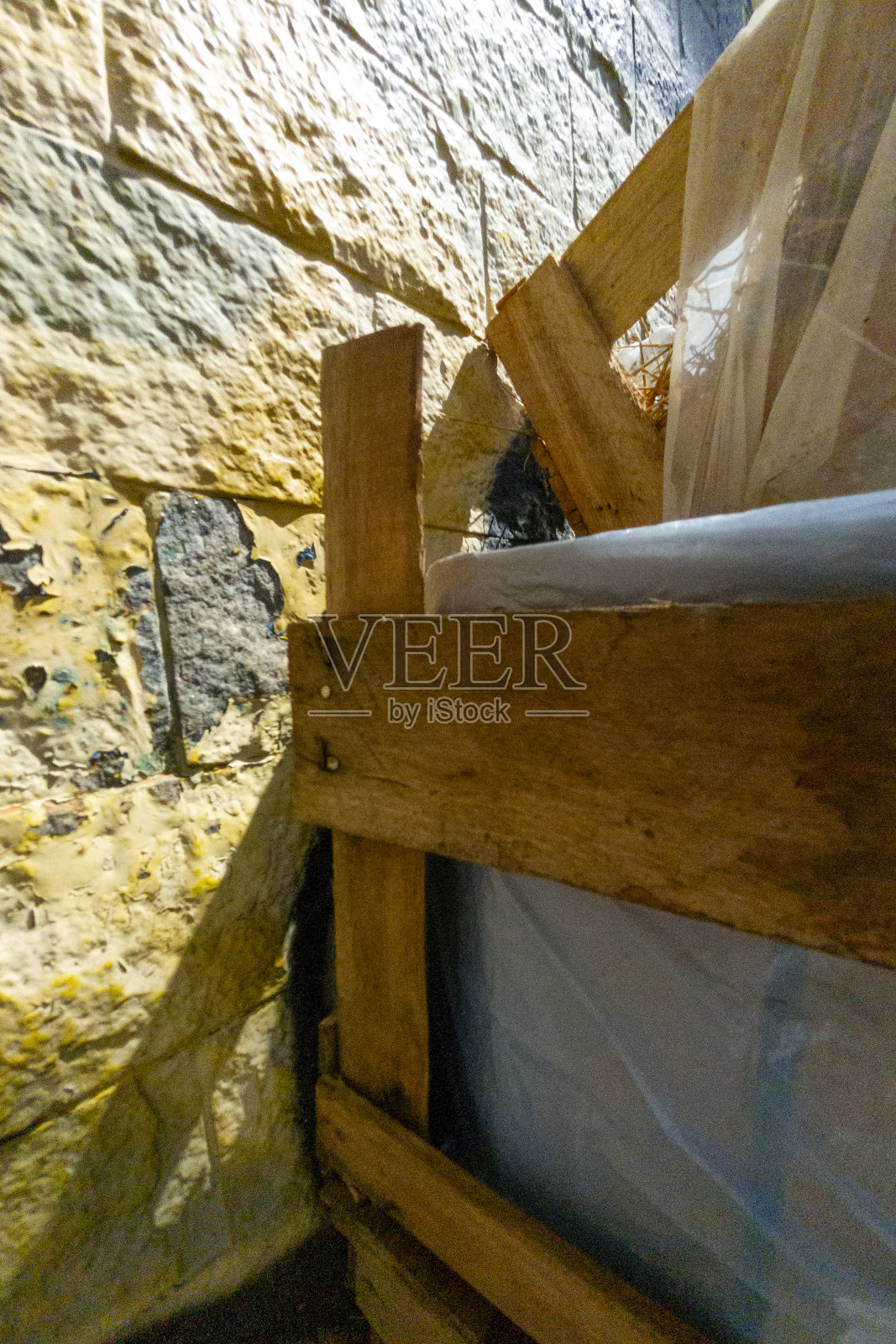 带着塑料袋和木头的垃圾扔在街上照片摄影图片