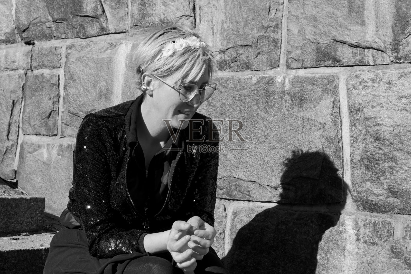 一个年轻女子靠着石墙的肖像照片摄影图片