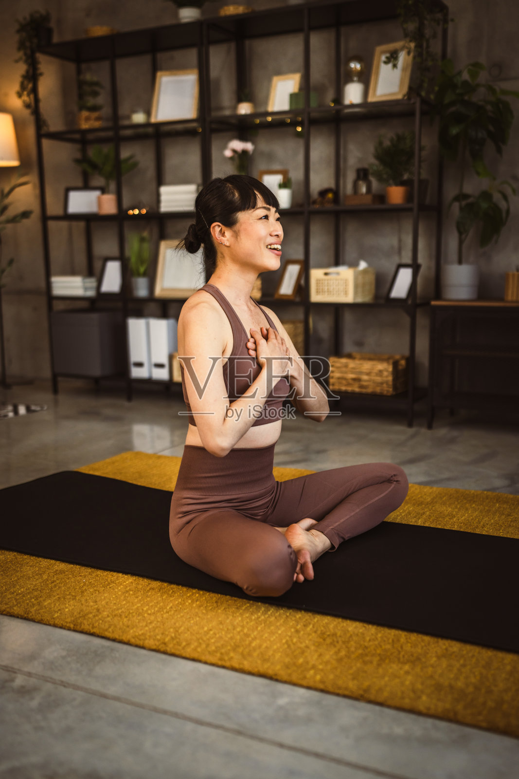 日本成熟女性在家练习瑜伽照片摄影图片