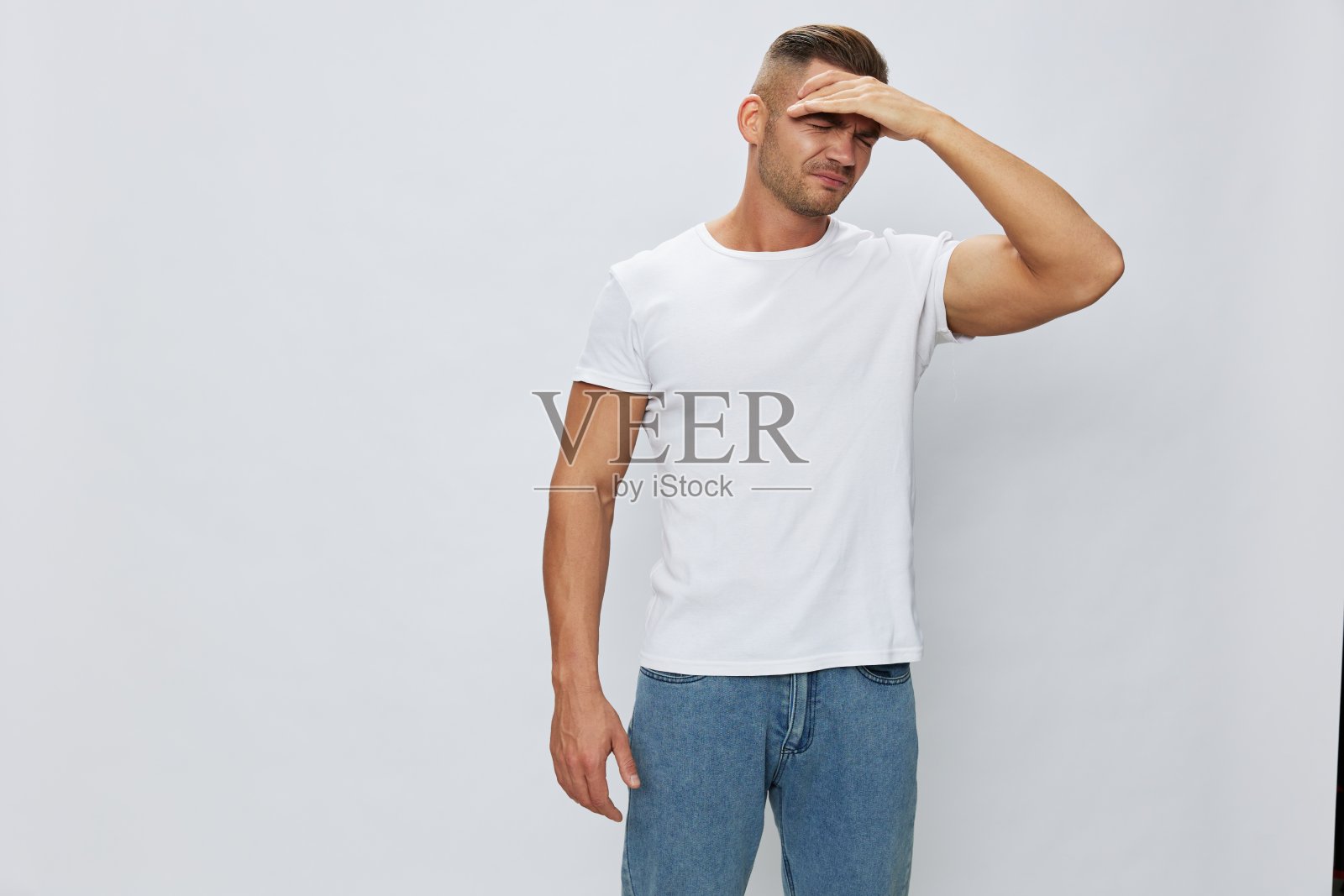 男人头痛,偏头痛,发高烧,在白色孤立的背景上穿白色t恤,复制空间照片摄影图片