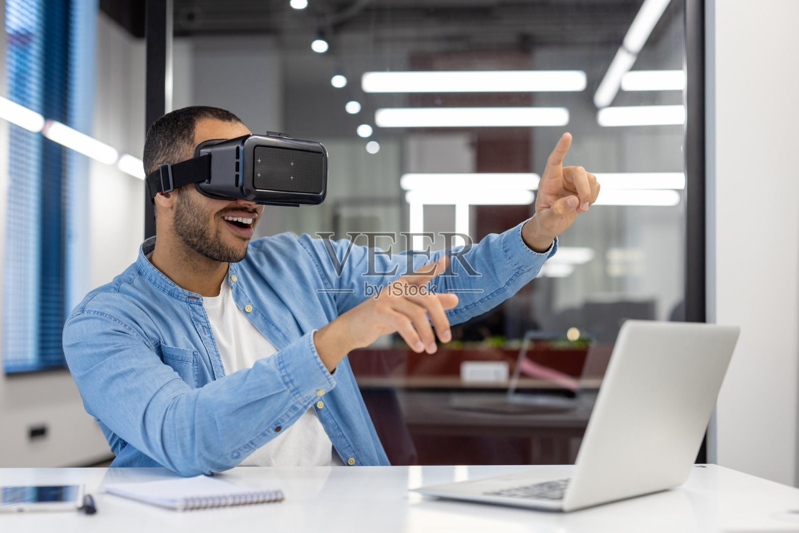印度商人在办公室体验虚拟现实照片摄影图片