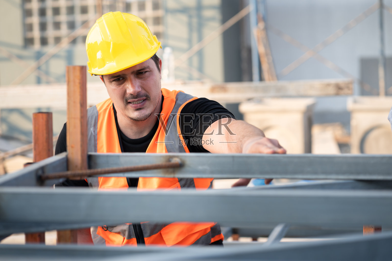 工人工程师白人工人在建筑工地工作照片摄影图片