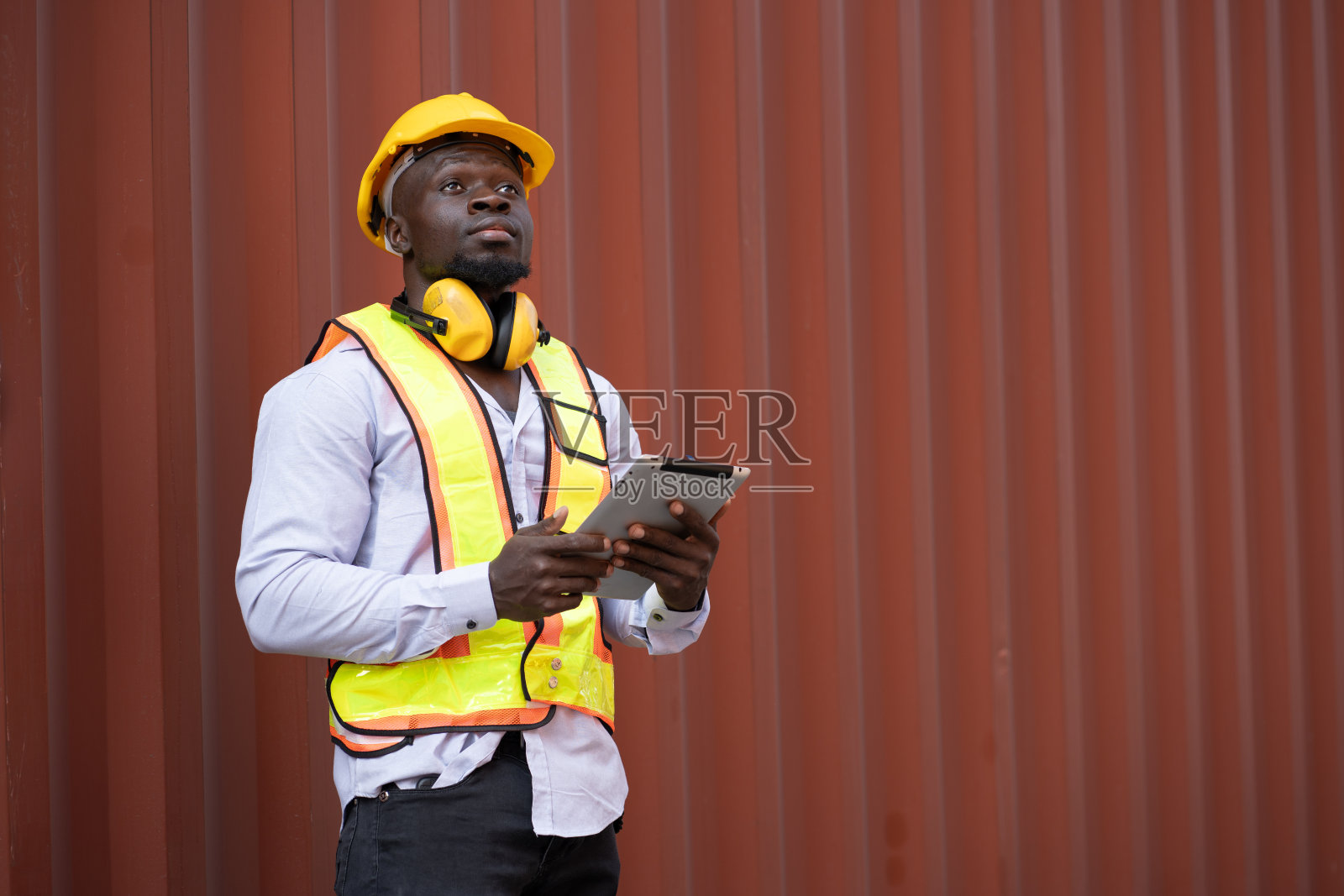 非洲物流工程师、工人或领班在集装箱现场使用平板电脑工作照片摄影图片