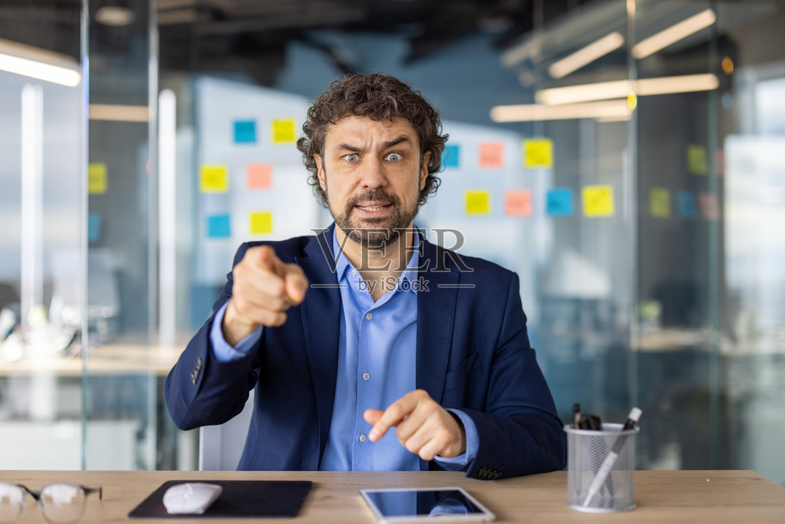 在线视频通话,网络摄像头视图,成熟的愤怒的老板在网上会议上大喊大叫,男人愤怒地看着摄像头,办公室内工作,远程会话会议照片摄影图片