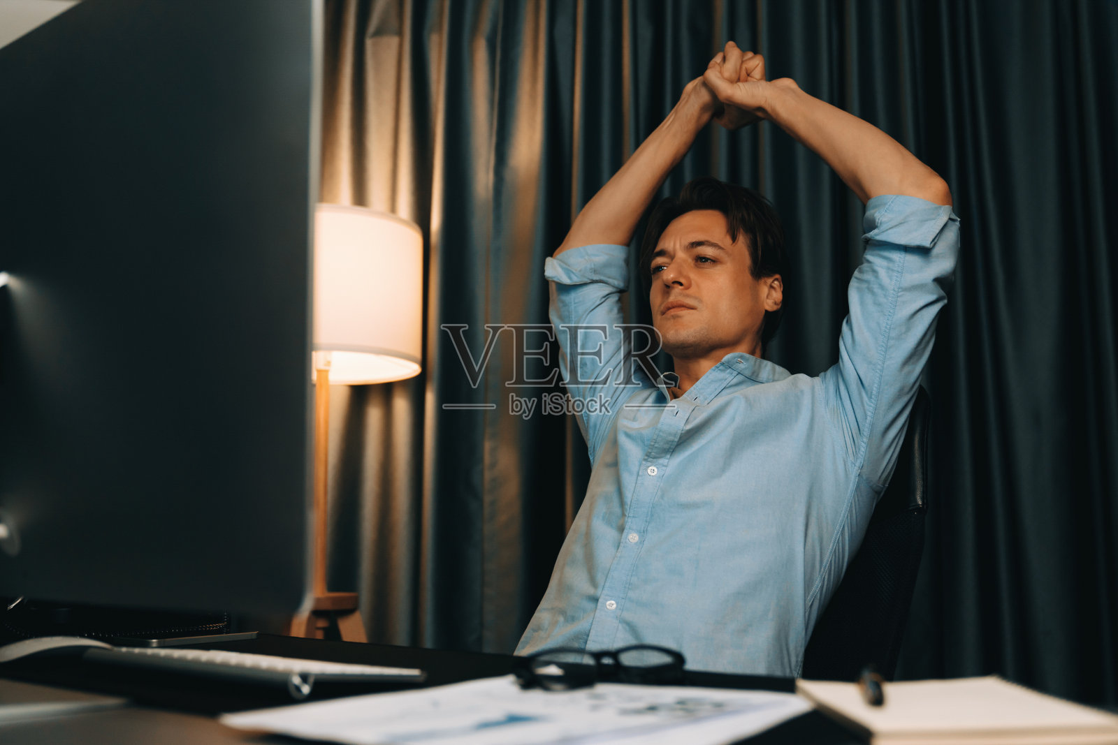 销售经理在夜间工作时态度积极。金钱。照片摄影图片