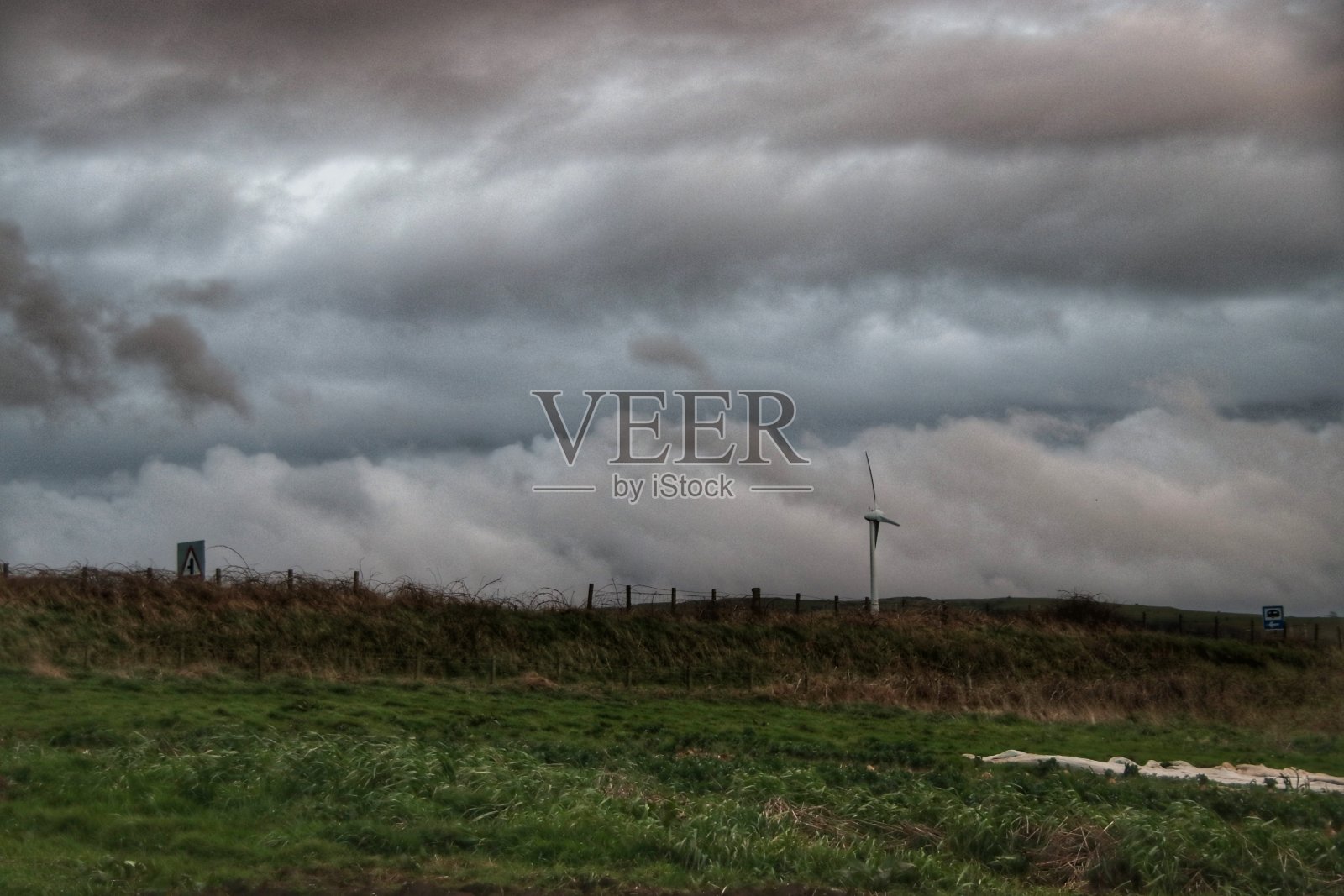 阴沉的风暴在海滩上聚集照片摄影图片