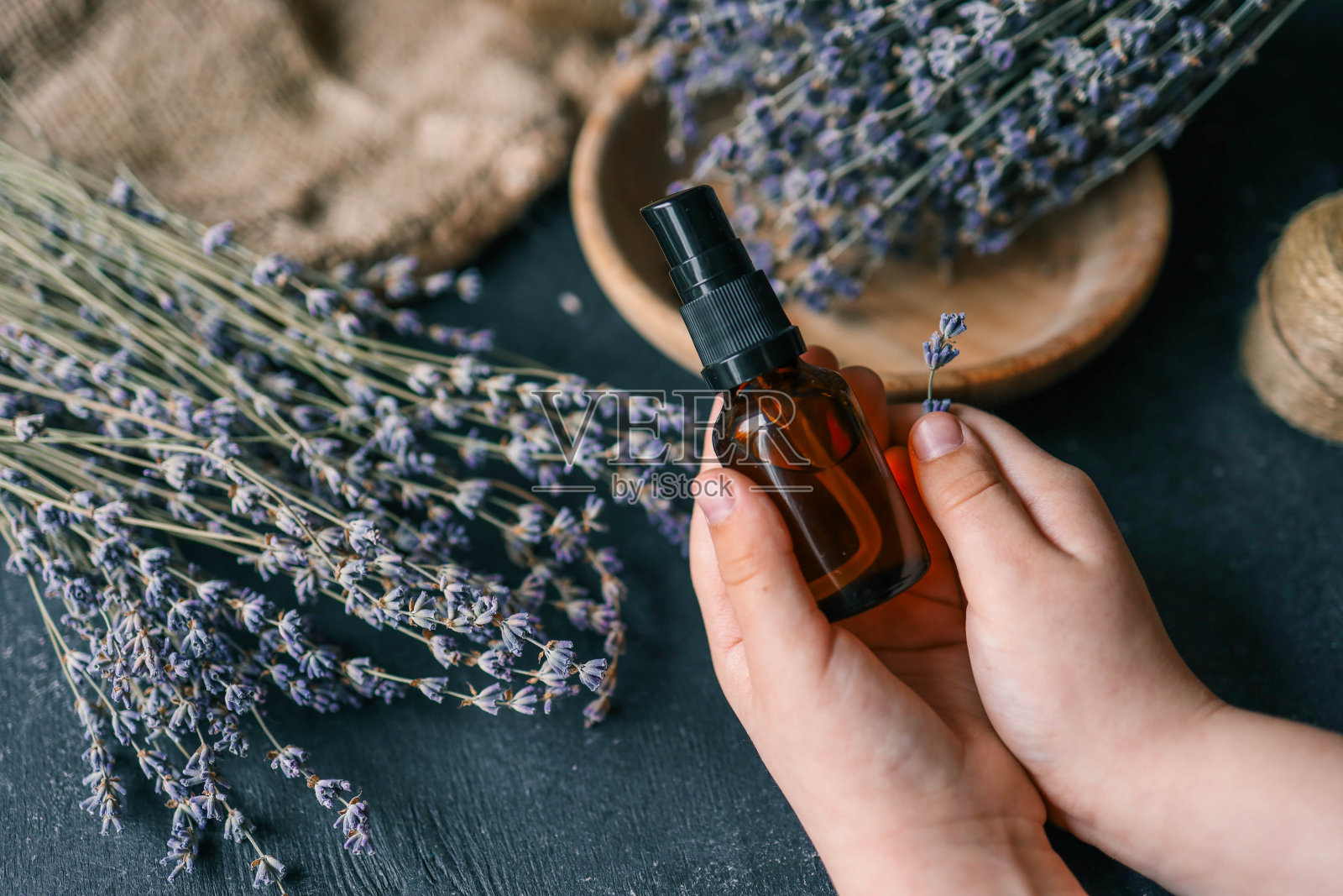 手上有薰衣草的天然化妆品照片摄影图片