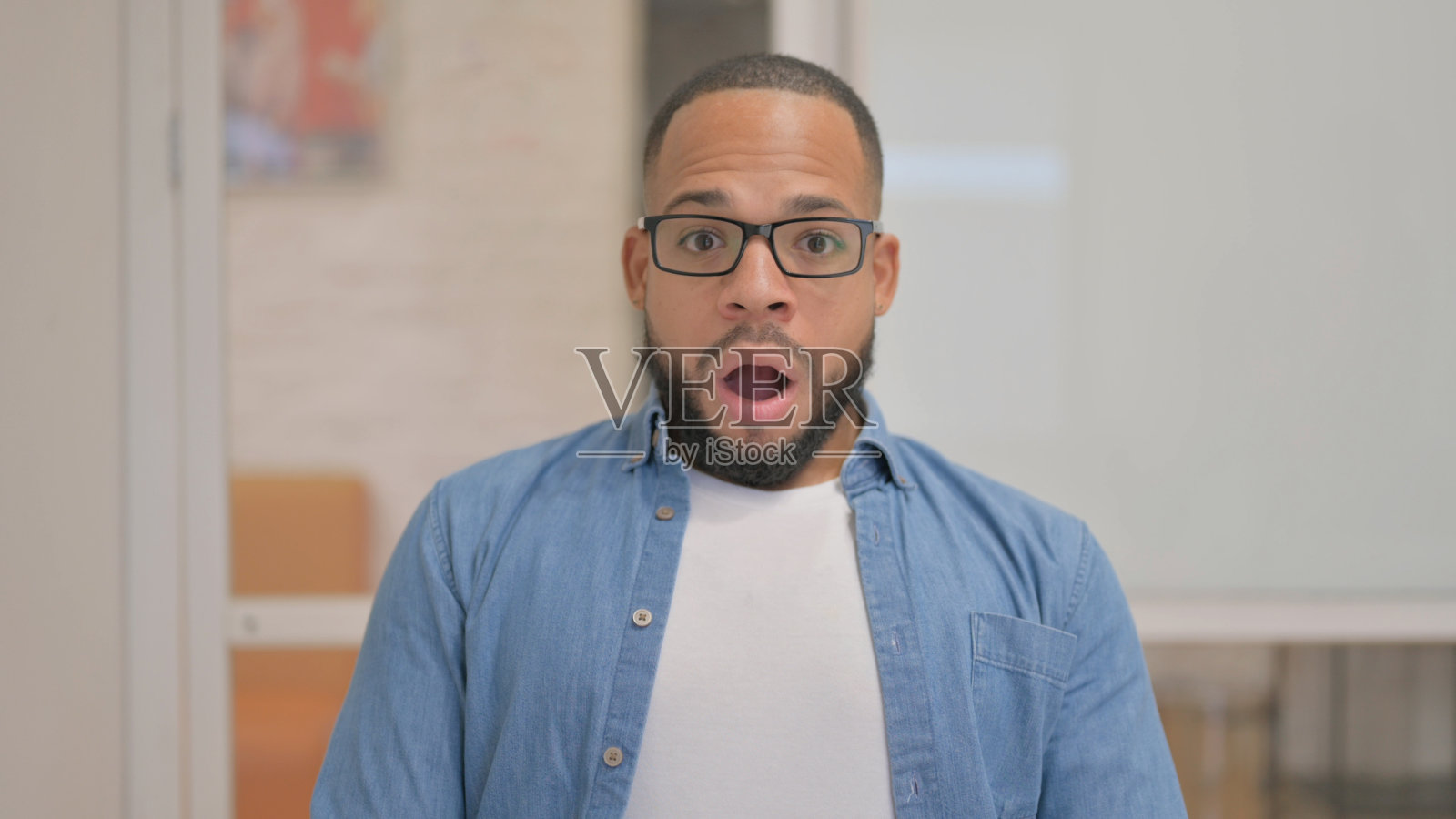 震惊的非洲人对执政失败的反应照片摄影图片