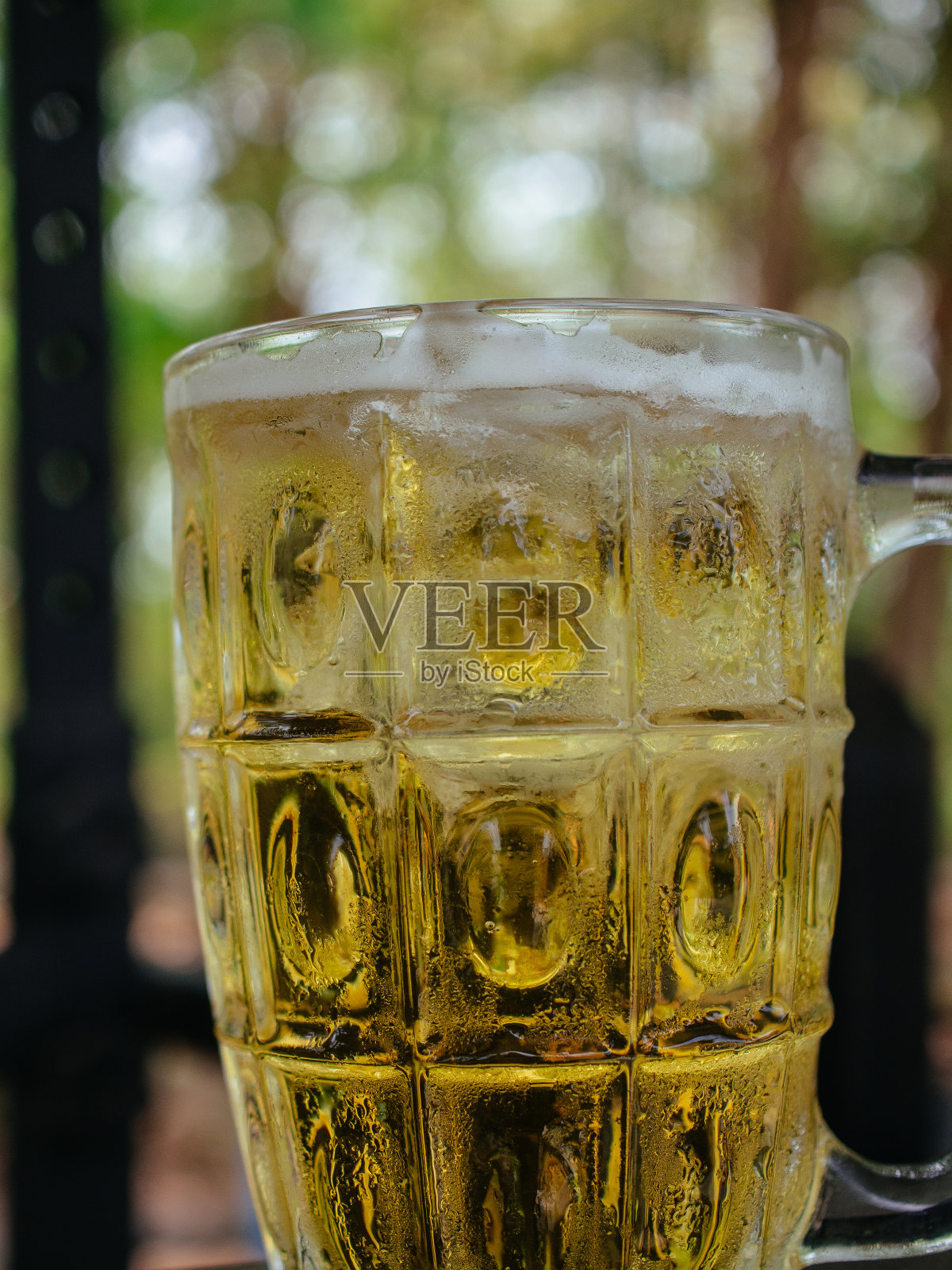 一杯冰啤酒照片摄影图片