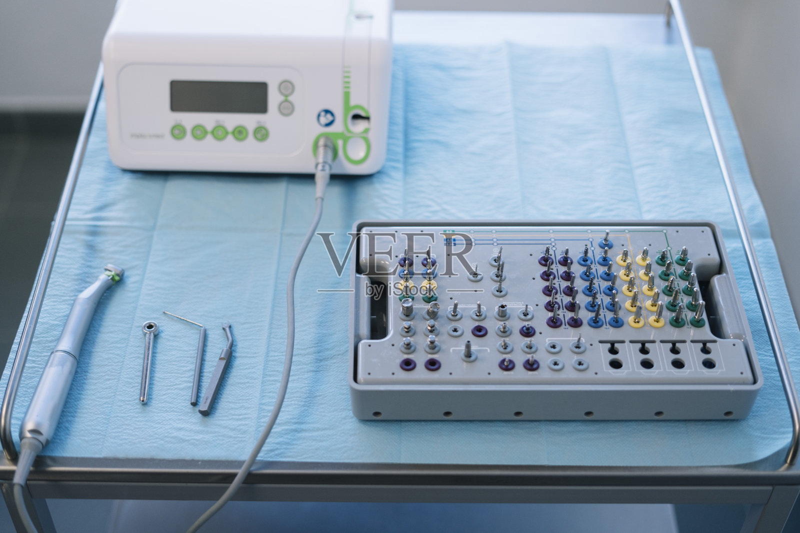 配有专业工具的牙医桌照片摄影图片