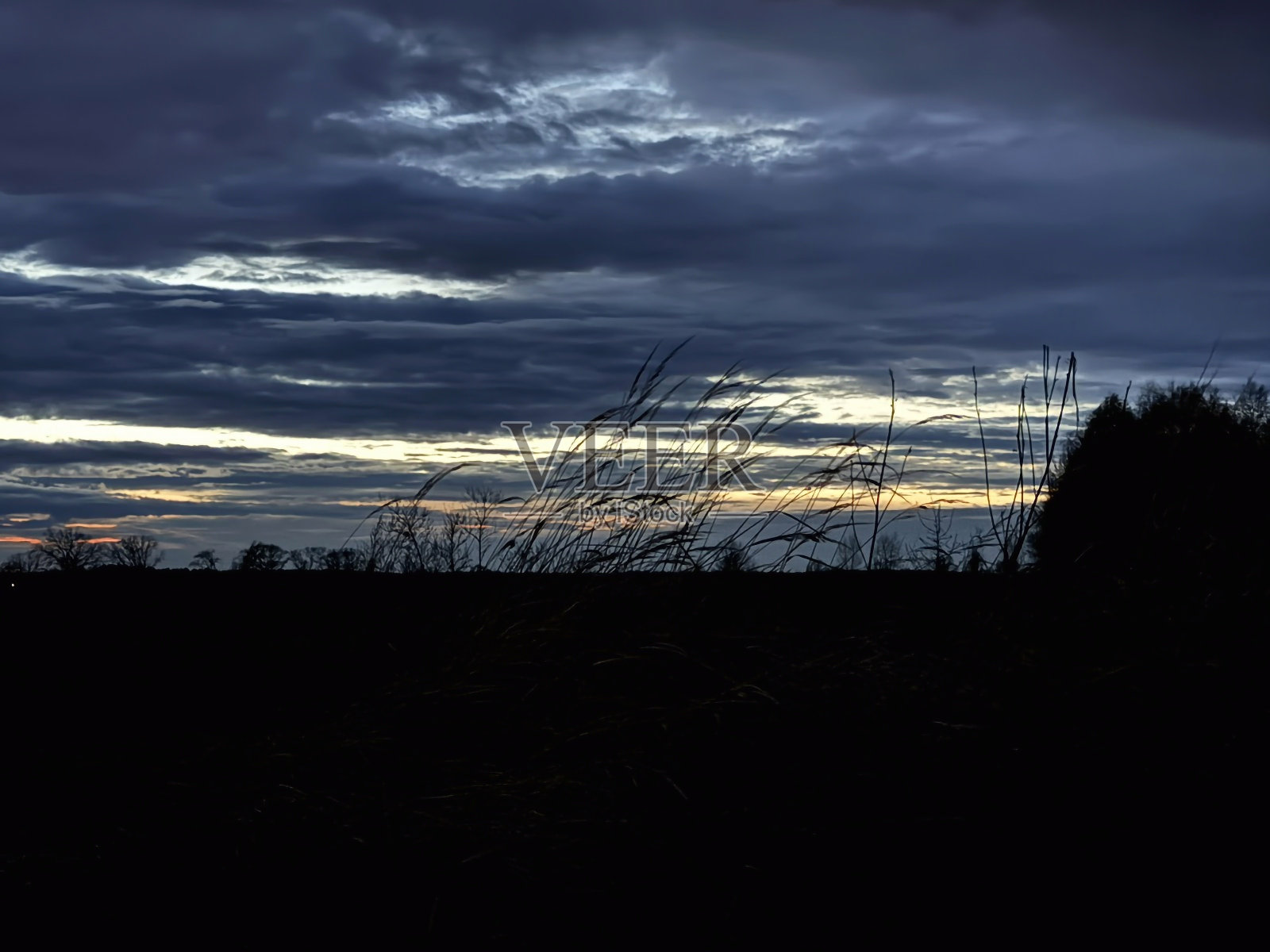 清晨的黎明在大自然的河流上照片摄影图片