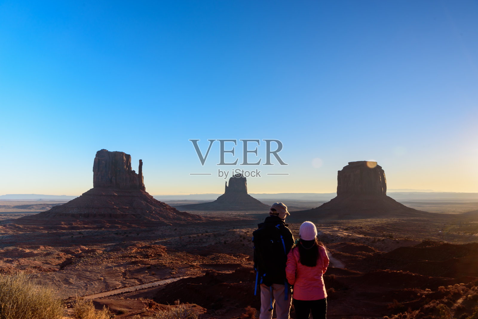 冬日里,在美国亚利桑那州旅游的游客们正在欣赏纪念碑谷的西米滕Butte美景。照片摄影图片