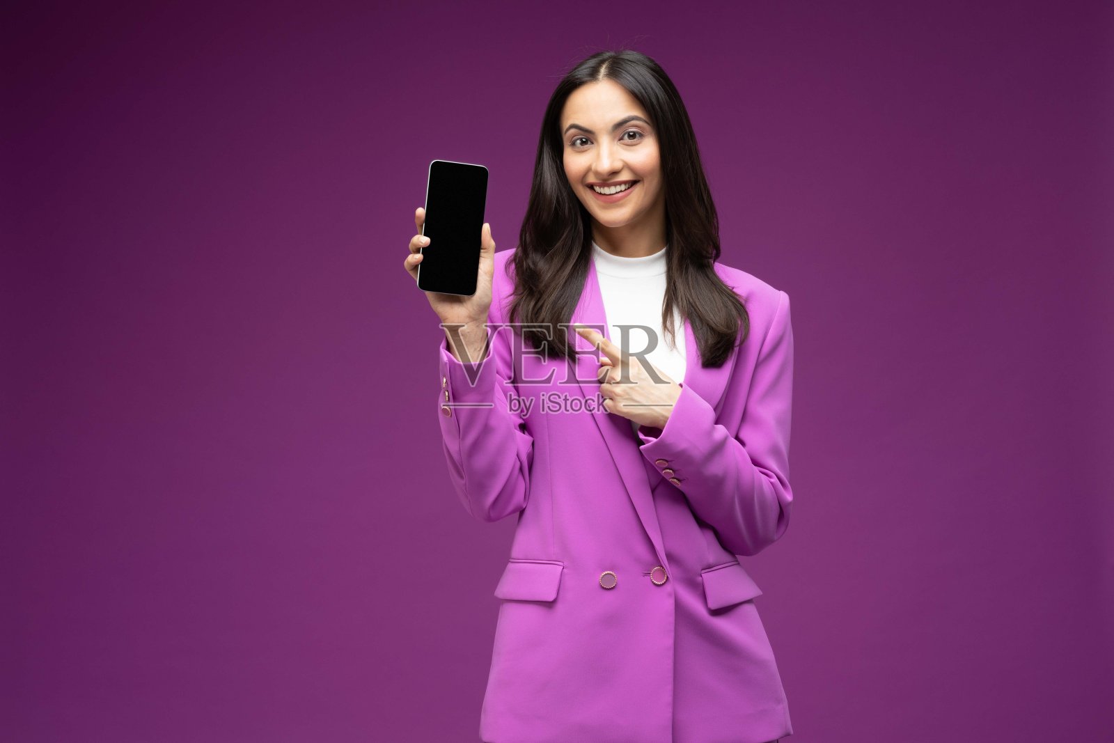 她的肖像,她漂亮的穿着漂亮的迷人的可爱的豪华漂亮开朗的女孩孤立的紫色背景股票照片照片摄影图片