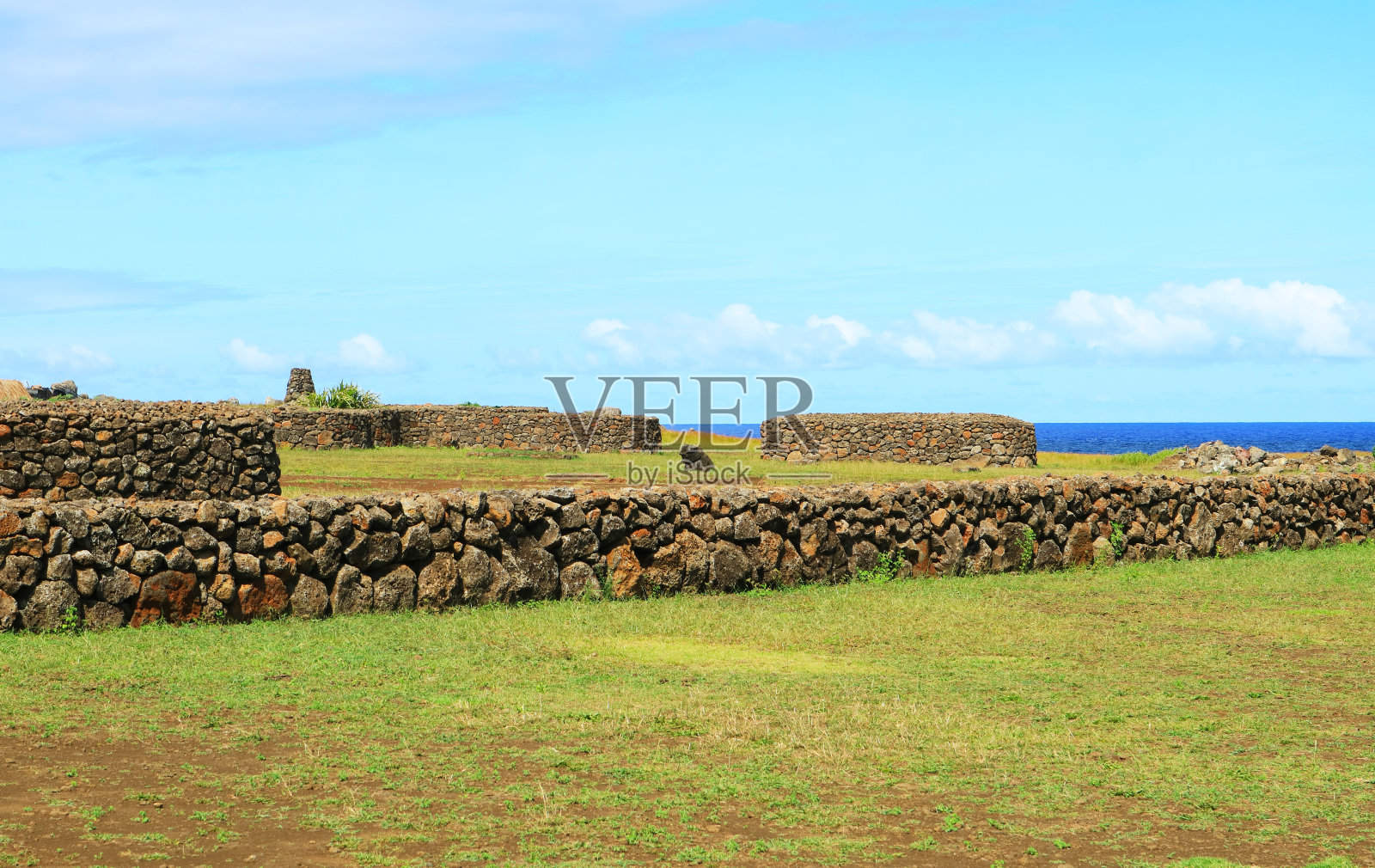 位于南美洲智利复活节岛上的仪式中心——奥朗戈村的圆形石屋遗迹照片摄影图片