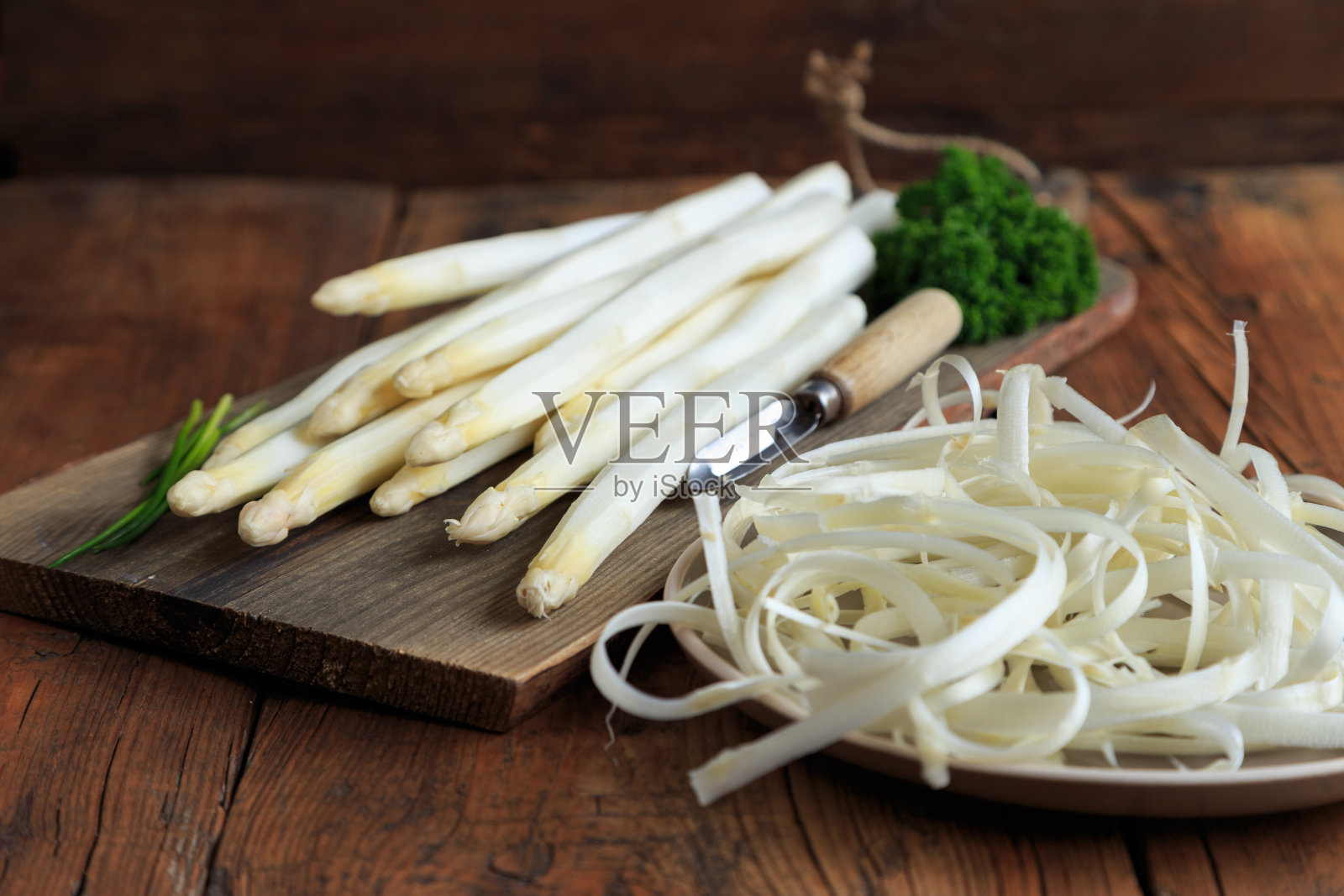 正确剥白芦笋照片摄影图片