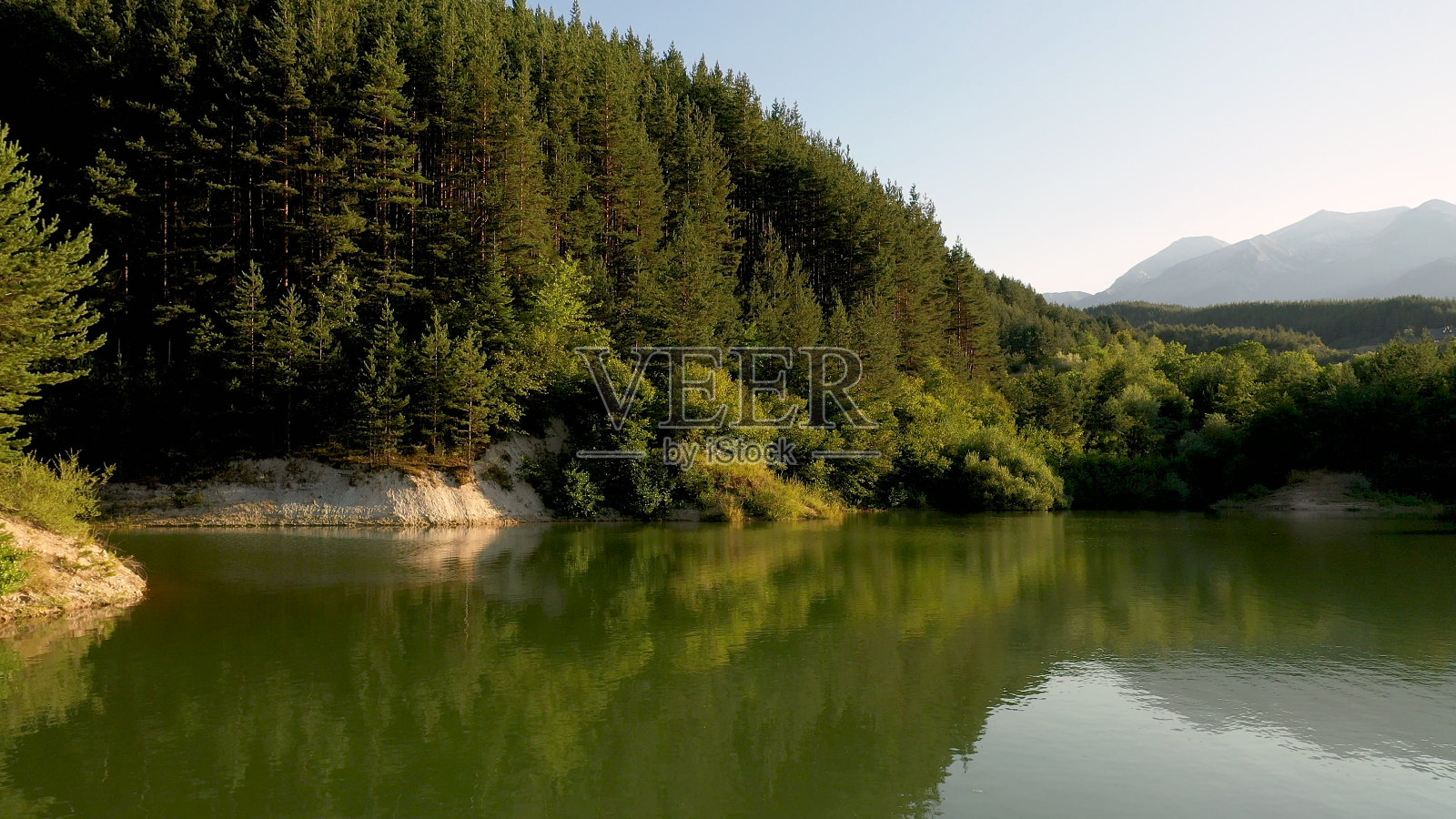 无人机拍摄的大湖区鸟瞰图以及自然木材和森林景观。照片摄影图片