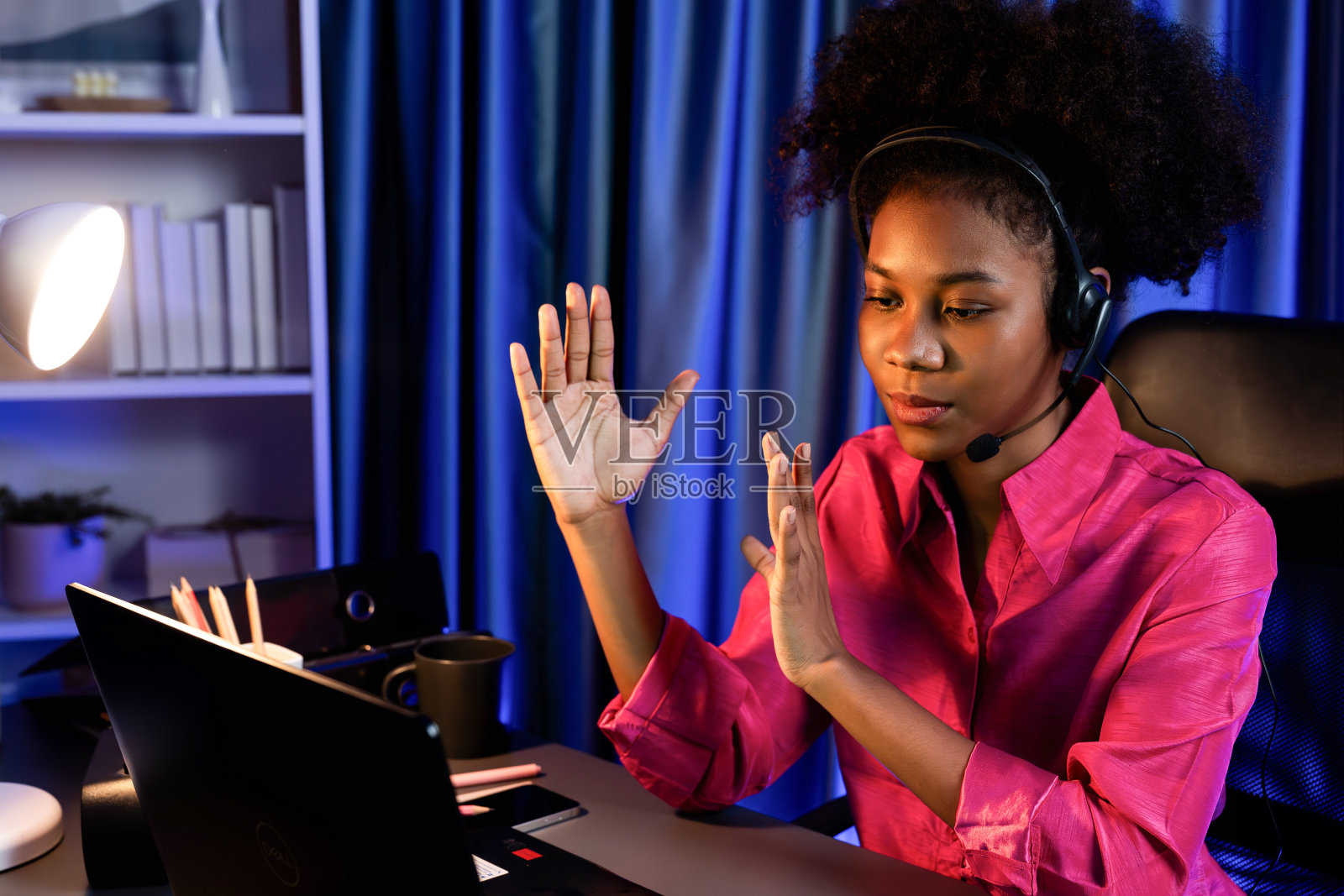 主持非洲谈话广播或在线教学频道。热门人物。照片摄影图片