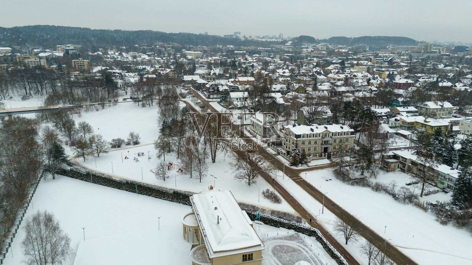 无人机拍摄的城市景观和冰雪覆盖的自然公园在冬天的一天照片摄影图片