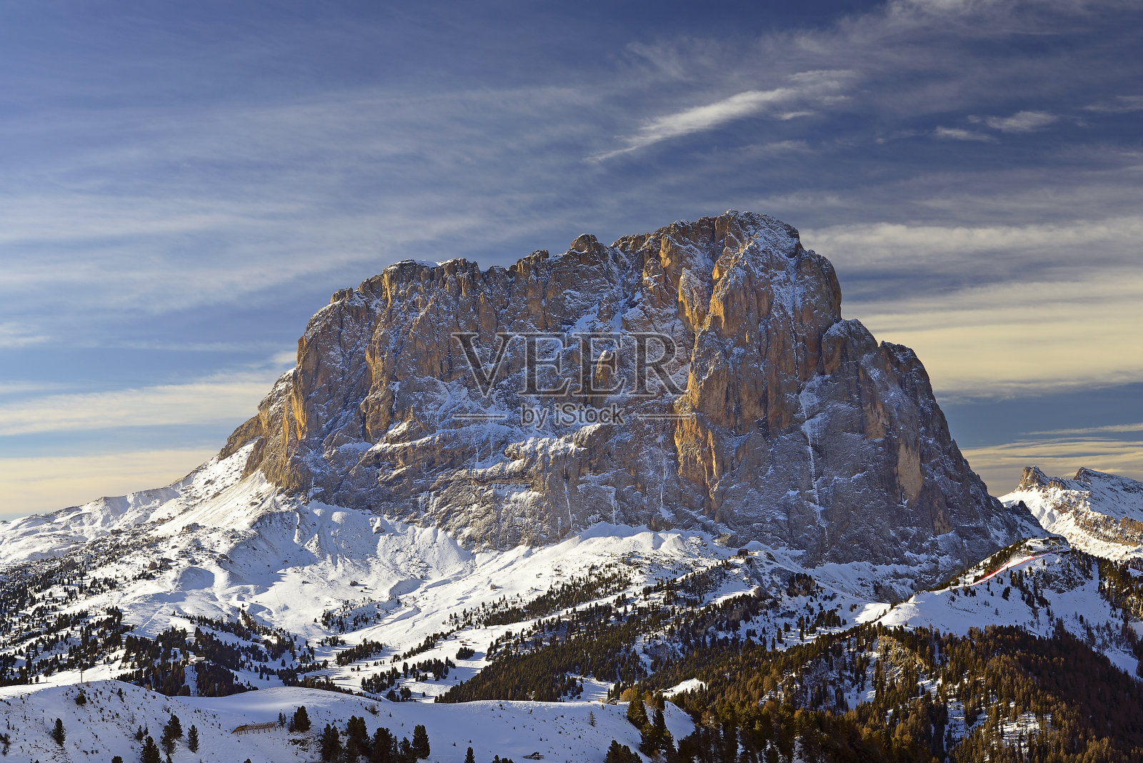 加迪纳谷,意大利多洛米蒂加迪纳山口的萨索隆戈山照片摄影图片